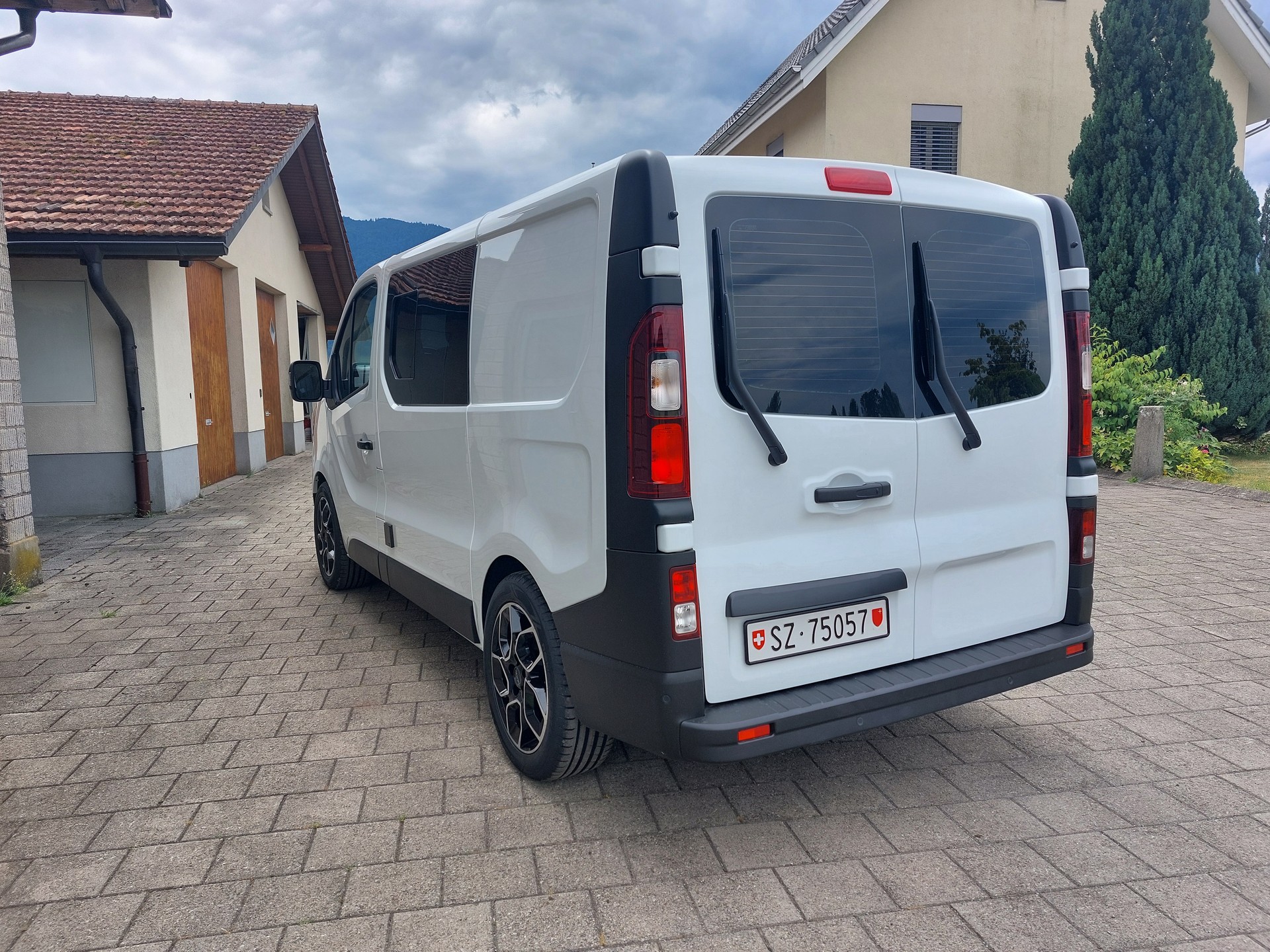 RENAULT Trafic 2.0 Blue dCi110 Advance L1H1-image-1