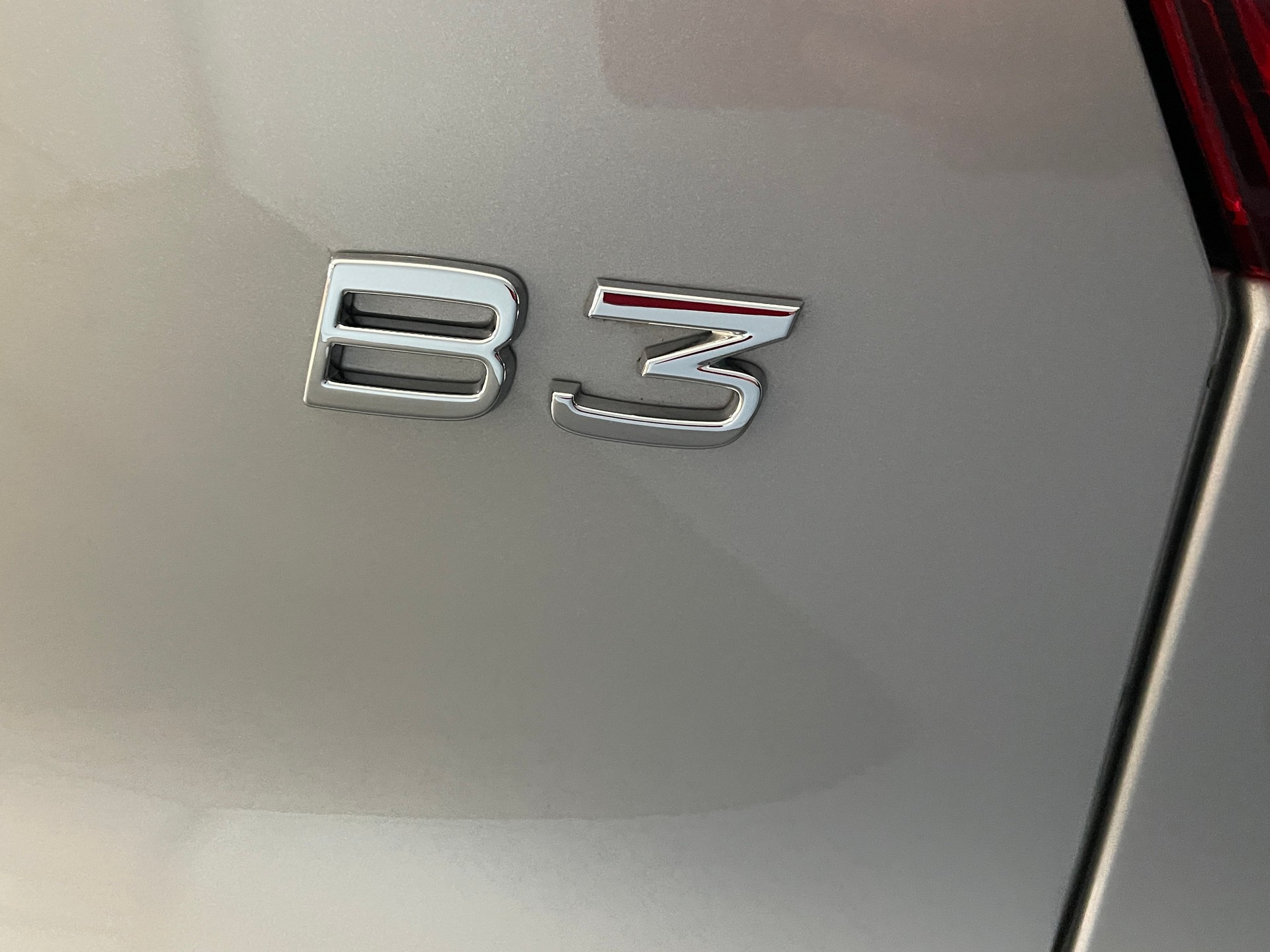 VOLVO XC40 2.0 B3 MH Plus Dark-image-6