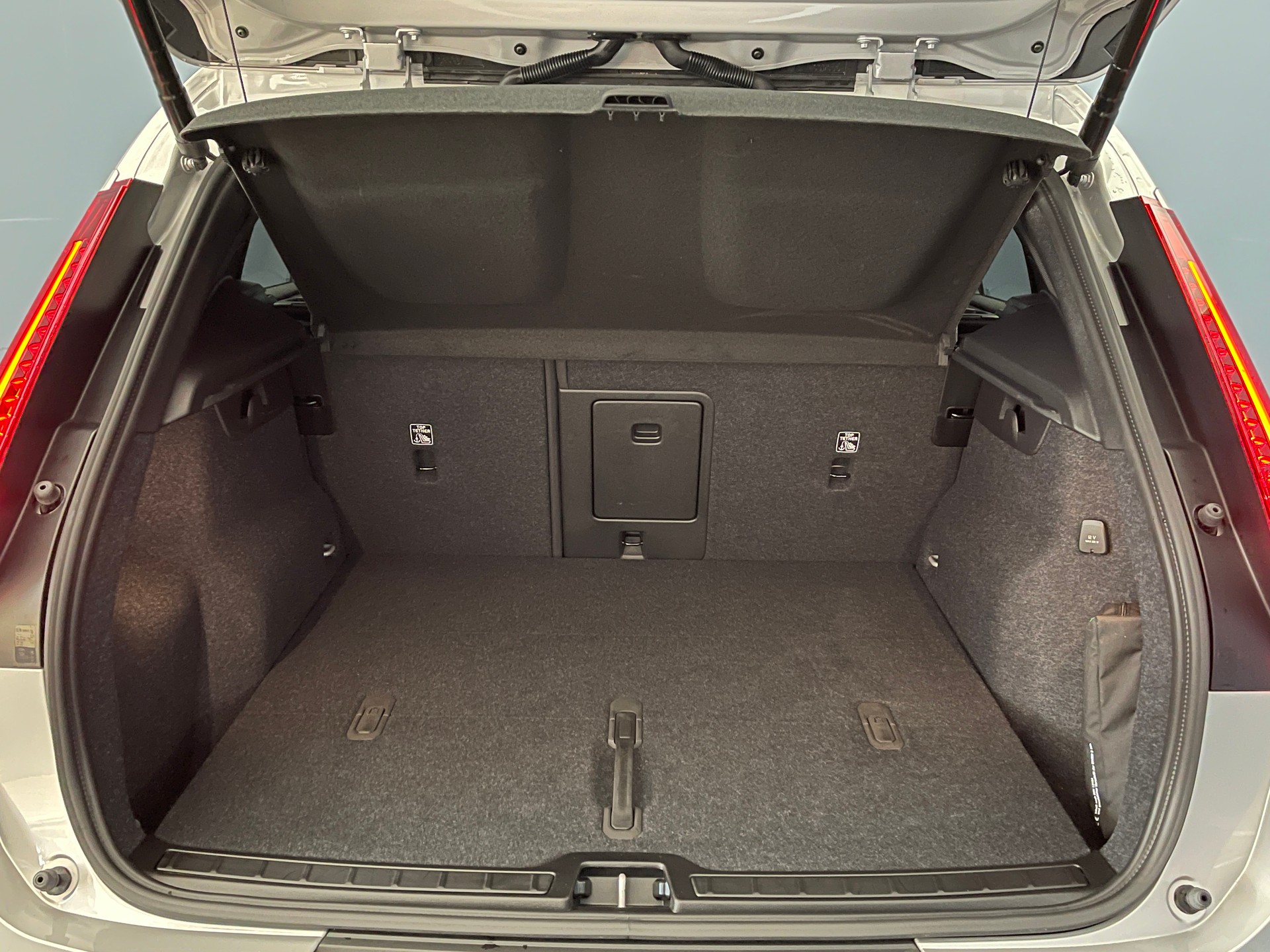 VOLVO XC40 2.0 B3 MH Plus Dark-image-14