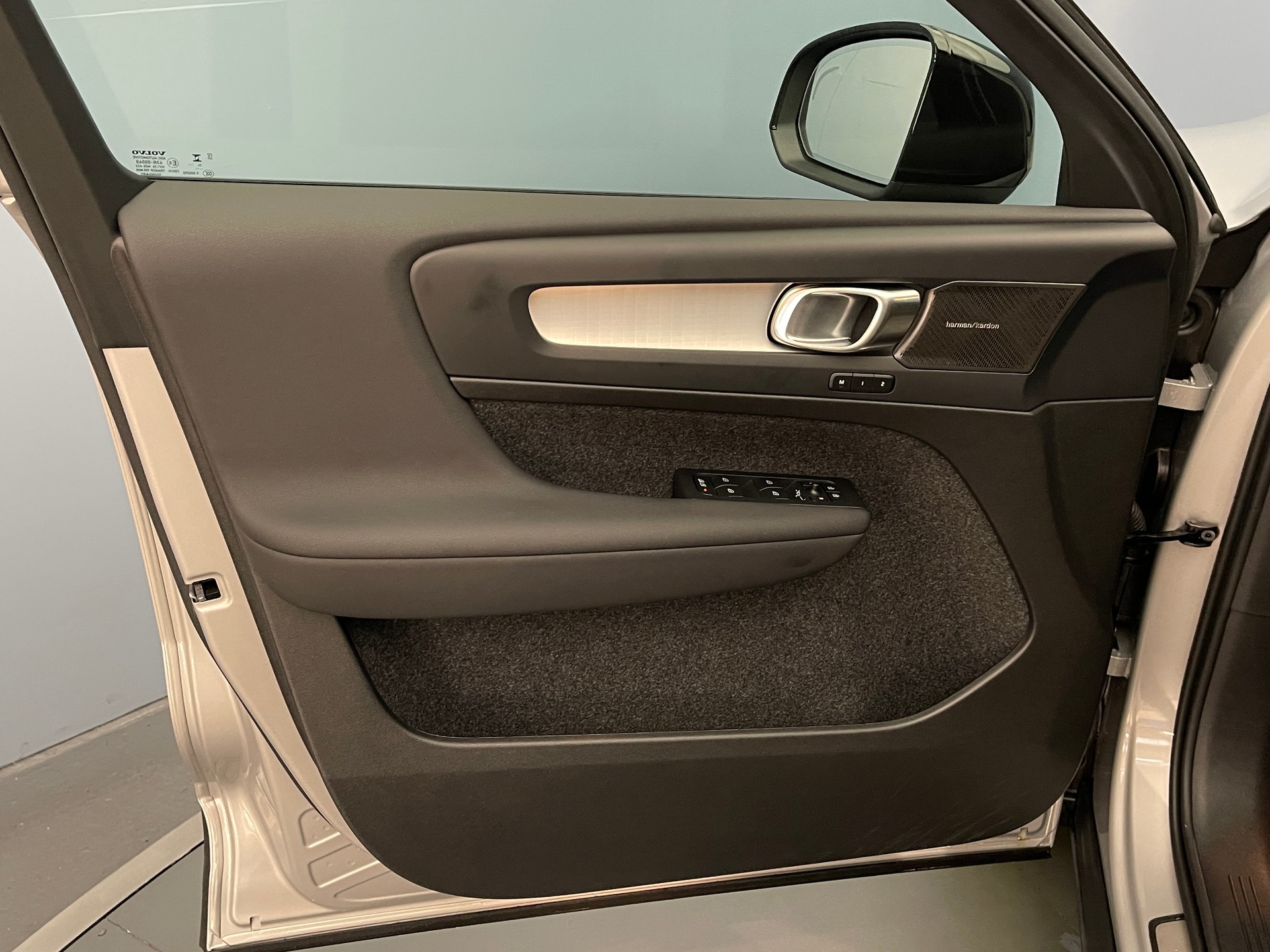 VOLVO XC40 2.0 B3 MH Plus Dark-image-8