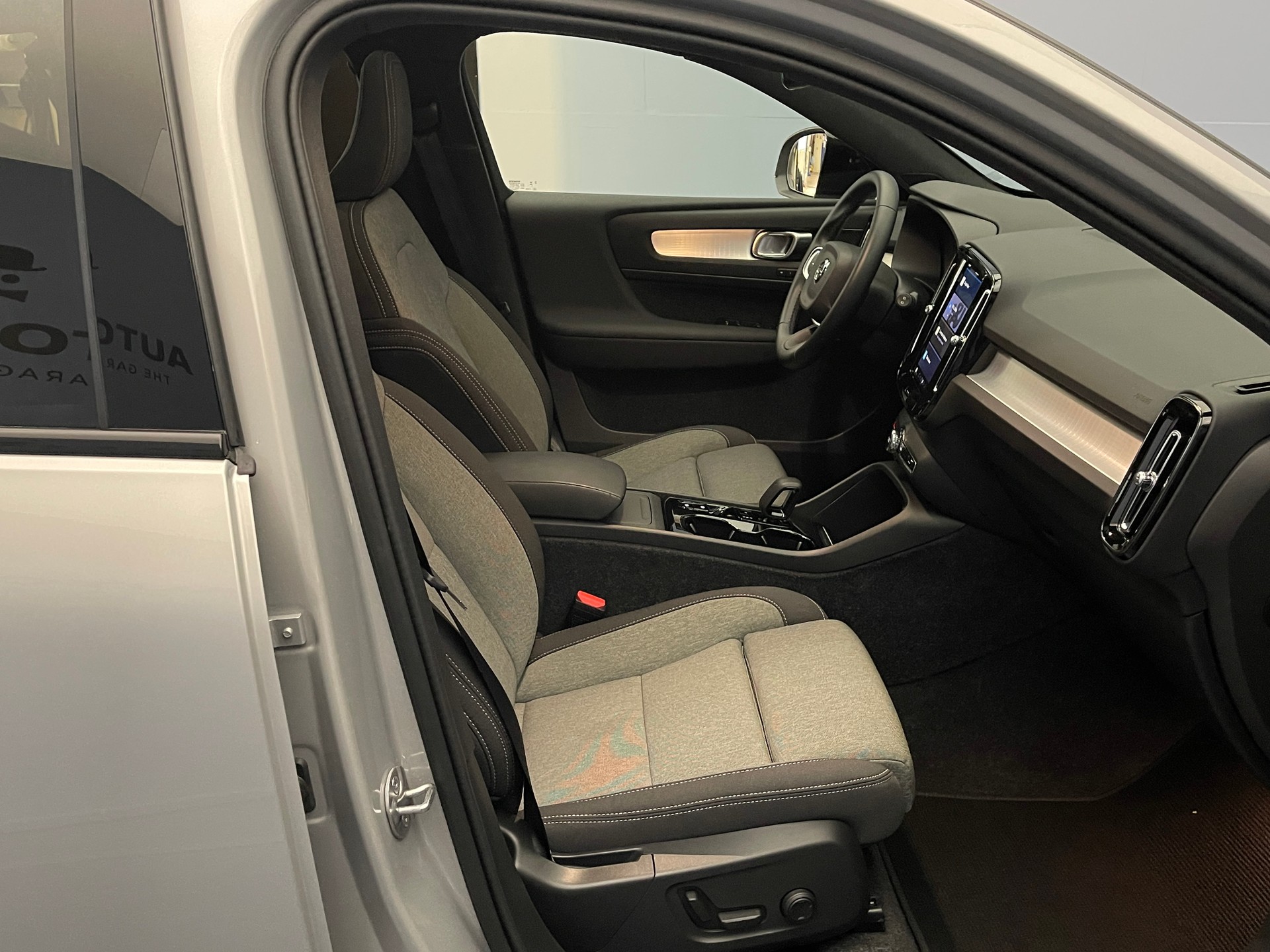 VOLVO XC40 2.0 B3 MH Plus Dark-image-12