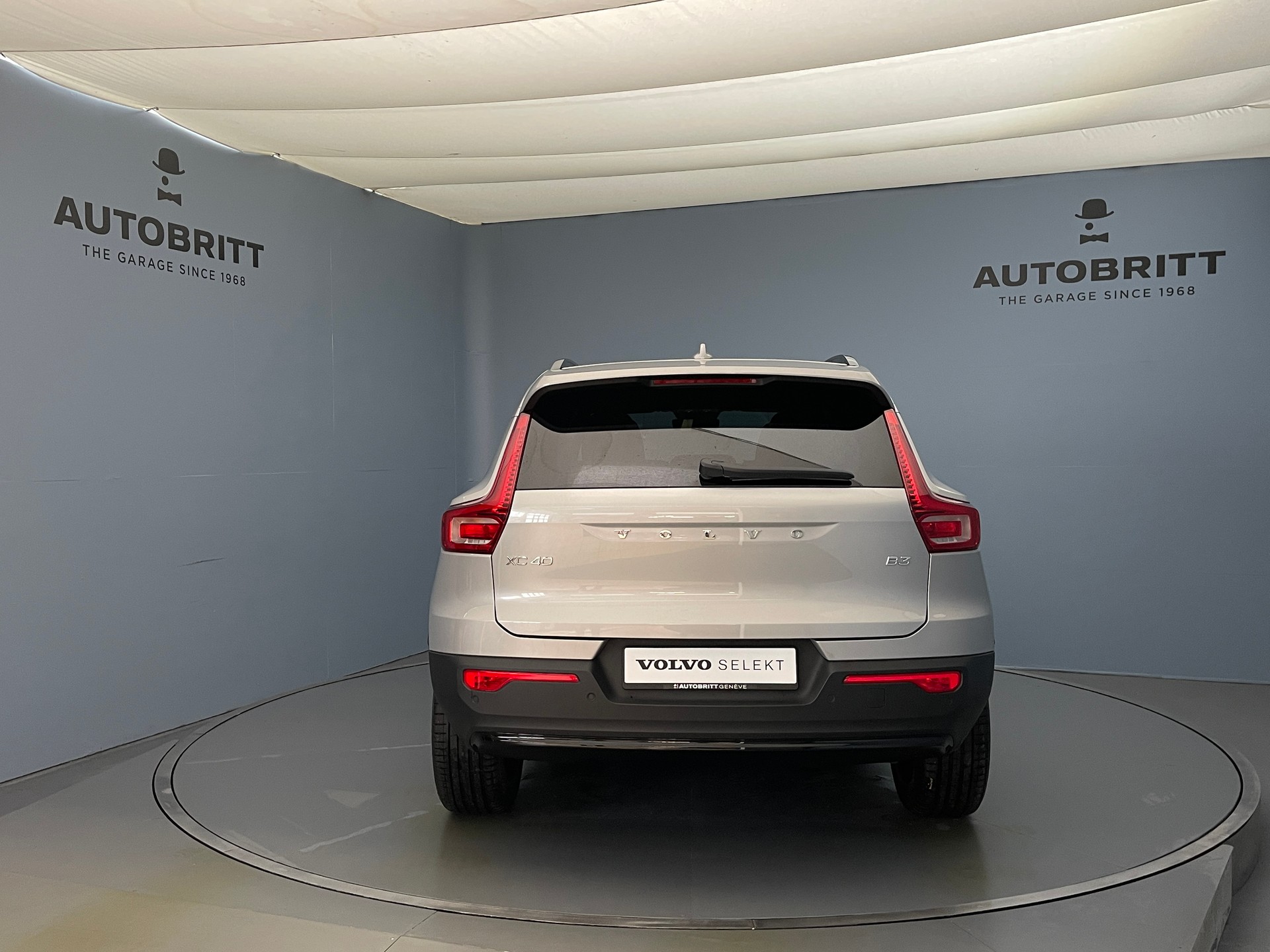 VOLVO XC40 2.0 B3 MH Plus Dark-image-4