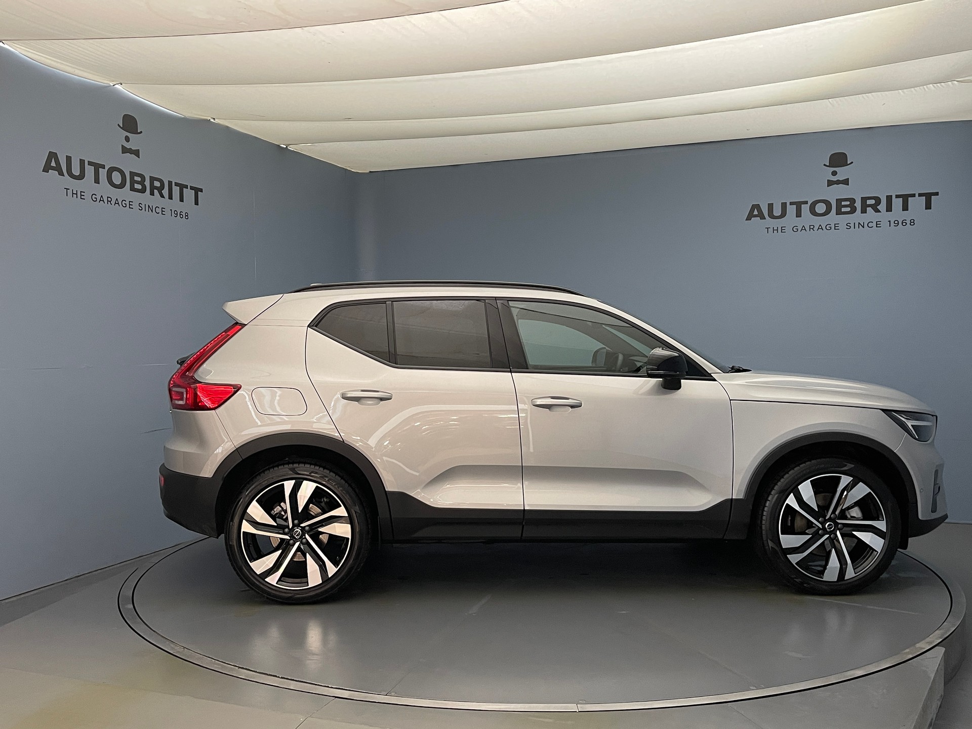 VOLVO XC40 2.0 B3 MH Plus Dark-image-2