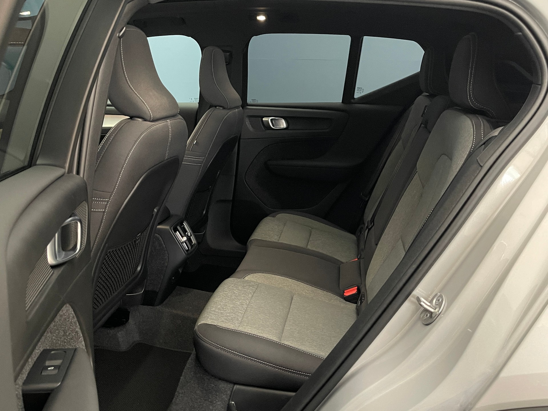 VOLVO XC40 2.0 B3 MH Plus Dark-image-9