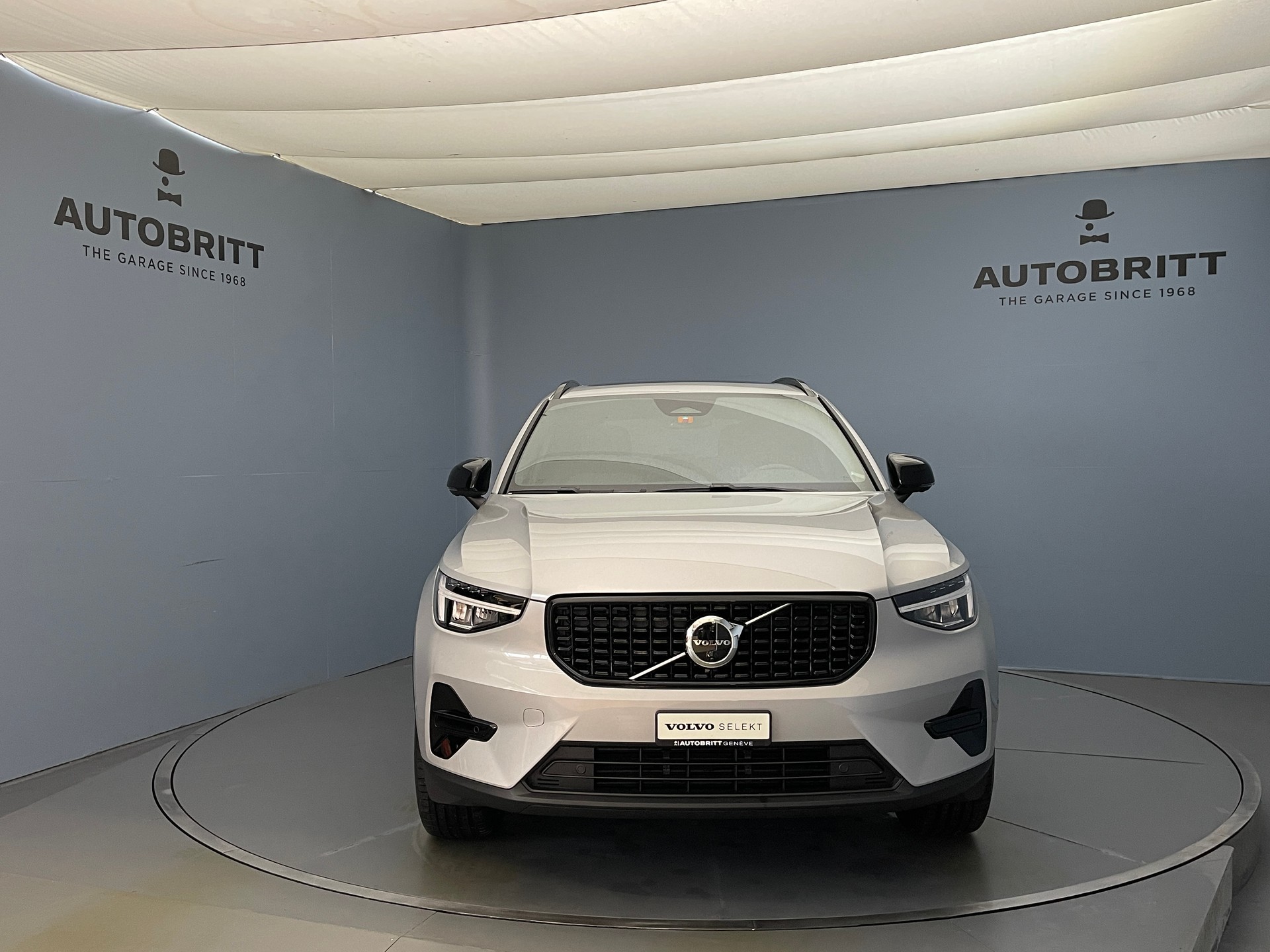 VOLVO XC40 2.0 B3 MH Plus Dark-image-1