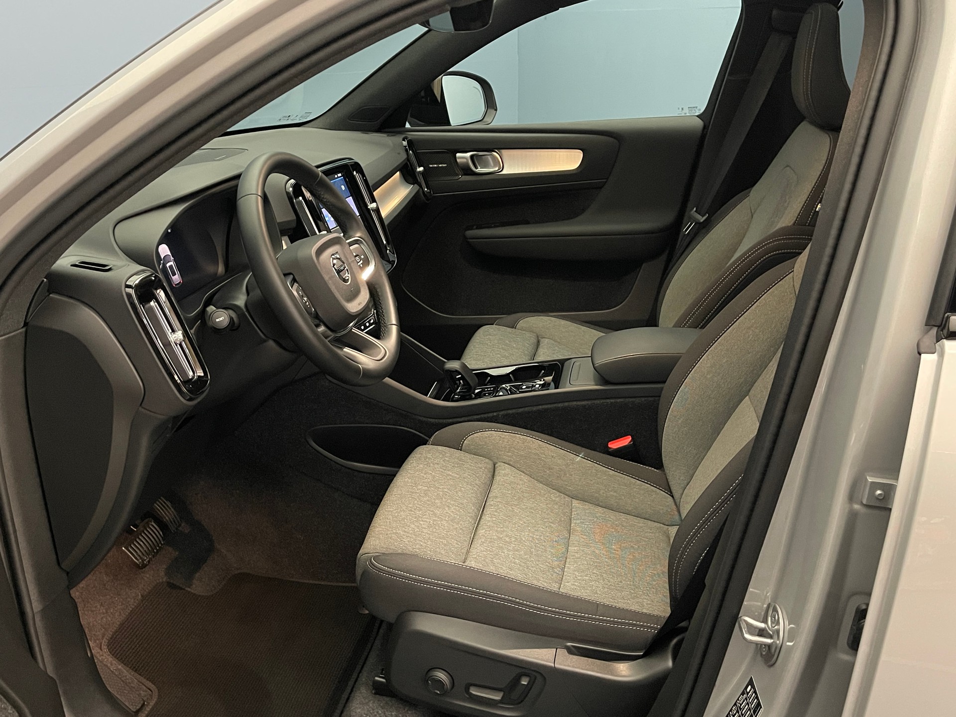 VOLVO XC40 2.0 B3 MH Plus Dark-image-10