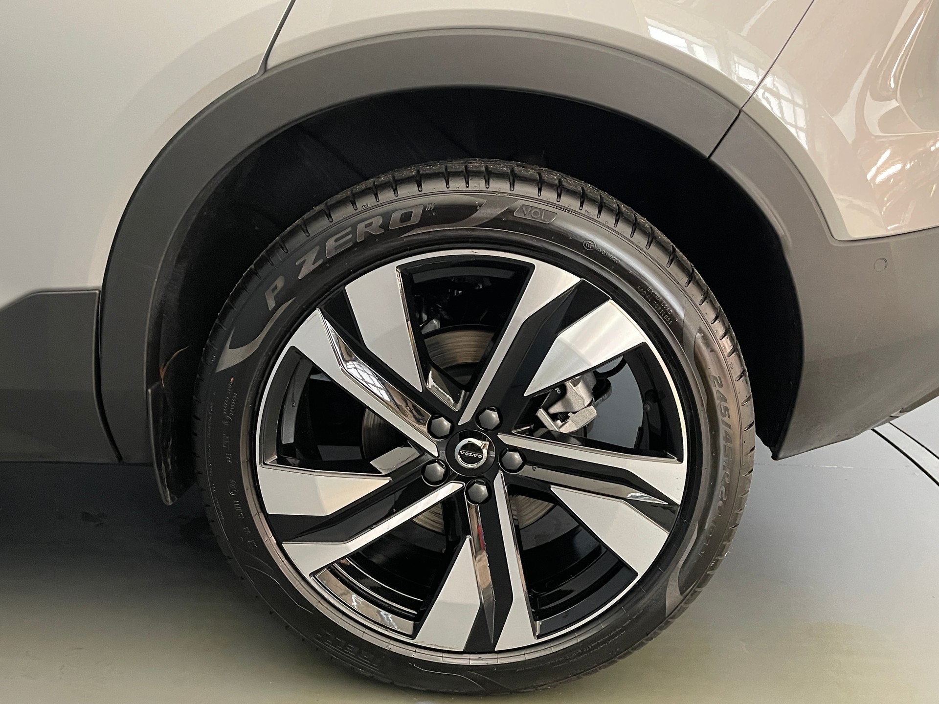 VOLVO XC40 2.0 B3 MH Plus Dark-image-5