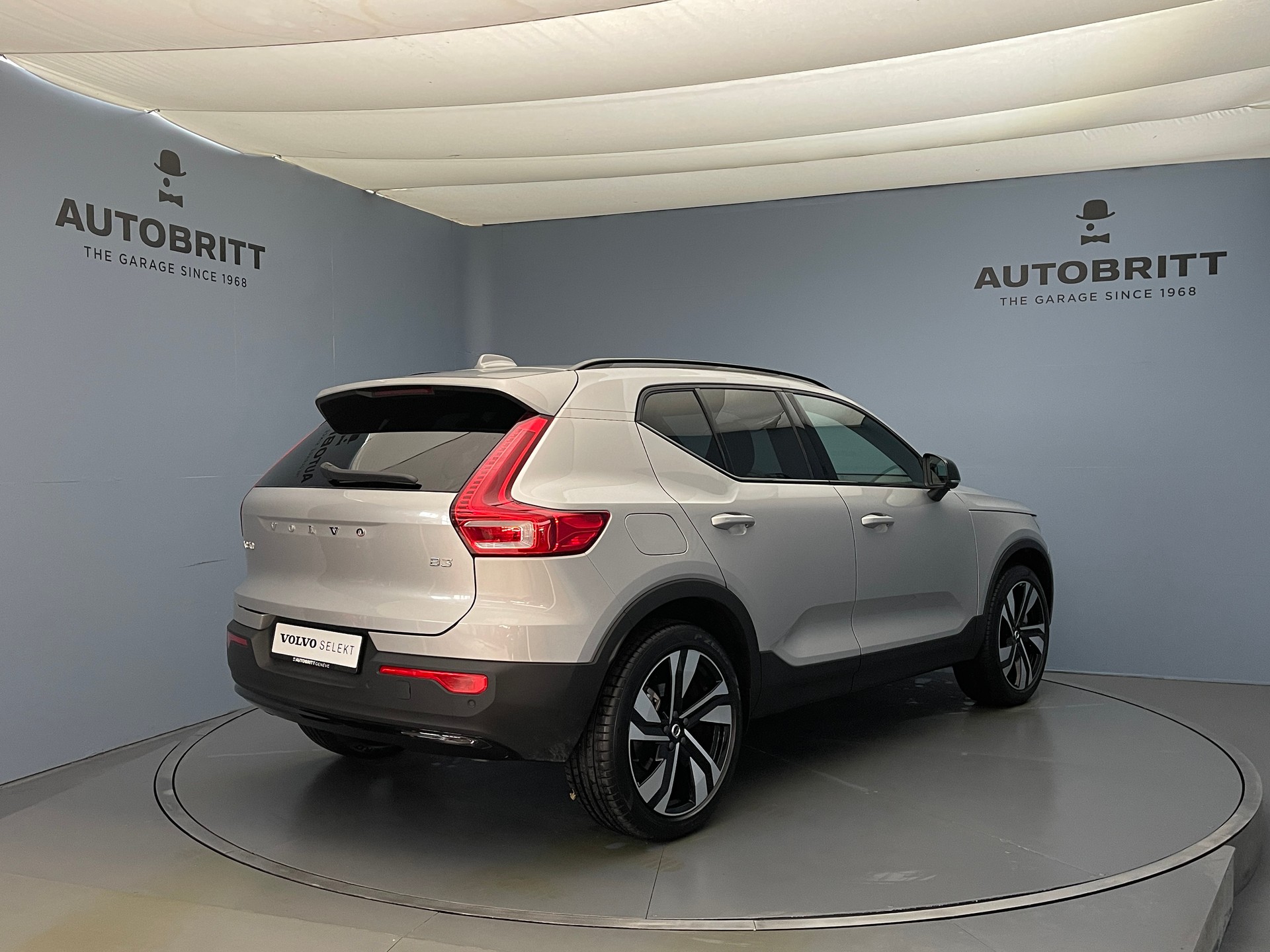 VOLVO XC40 2.0 B3 MH Plus Dark-image-3