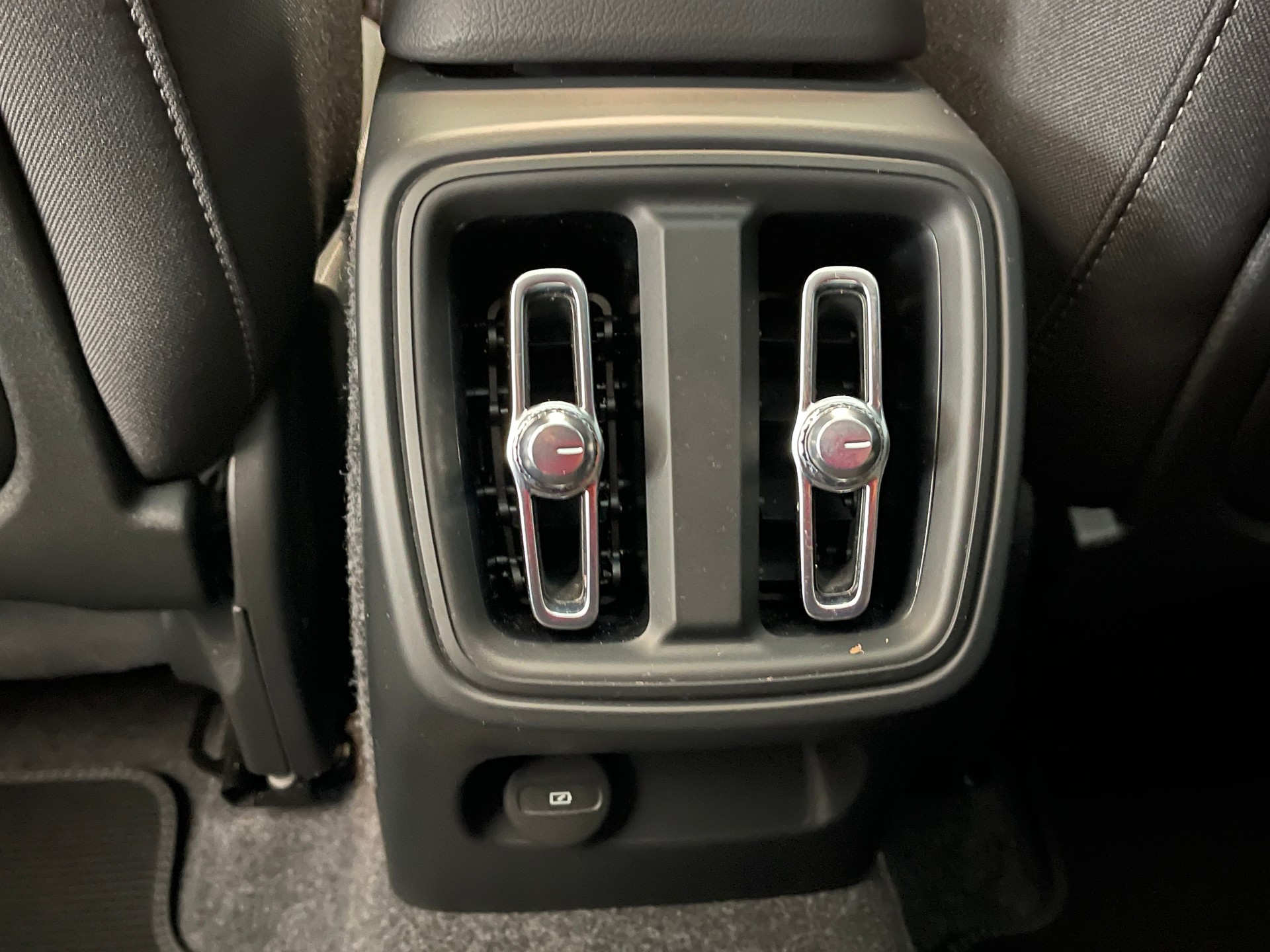VOLVO XC40 2.0 B3 MH Plus Dark-image-7
