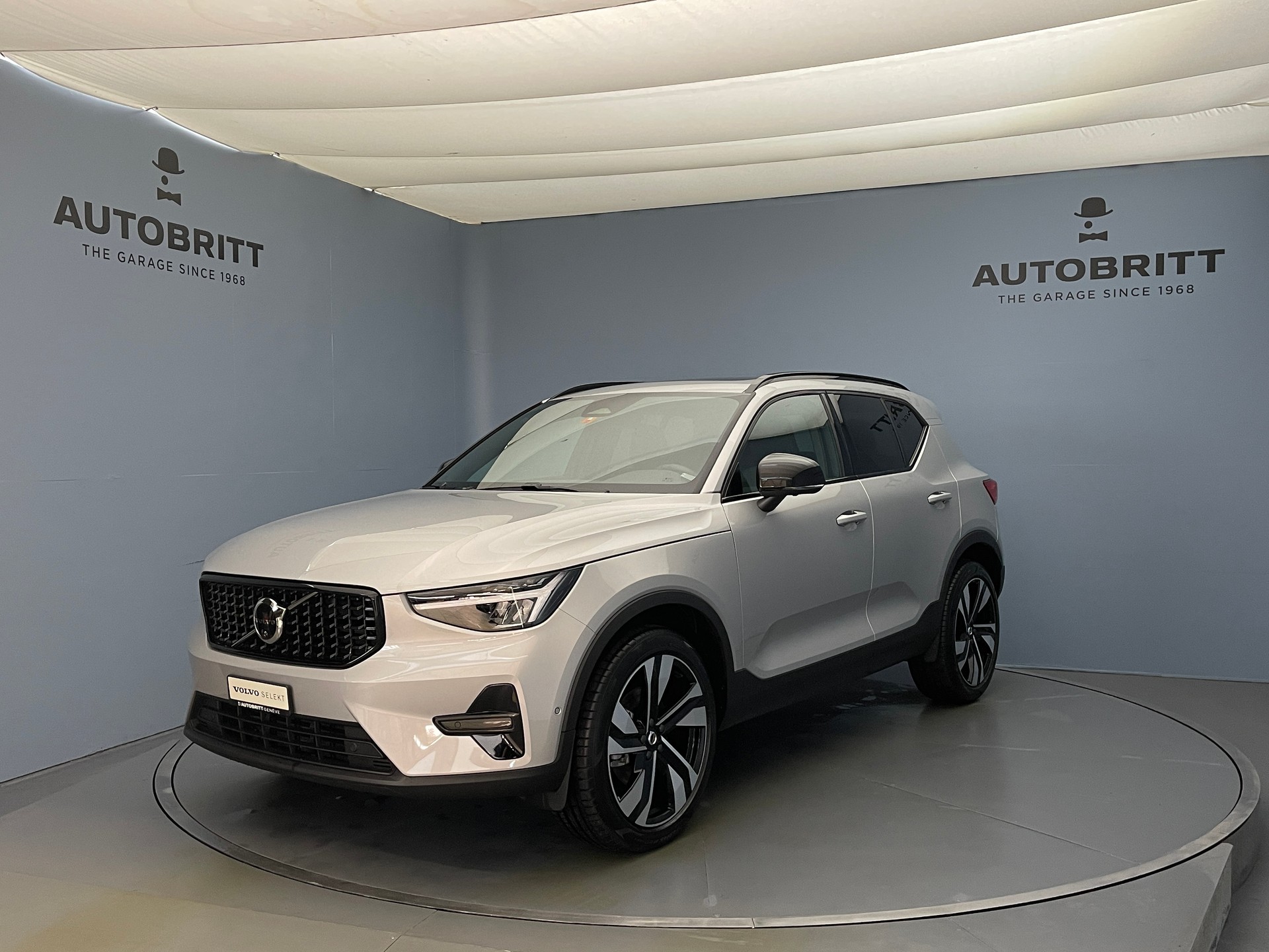 VOLVO XC40 2.0 B3 MH Plus Dark-image-0