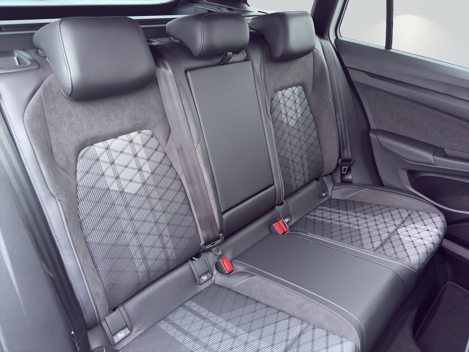 VW Golf Variant 1.5 eTSI mHEV R-Line-image-8