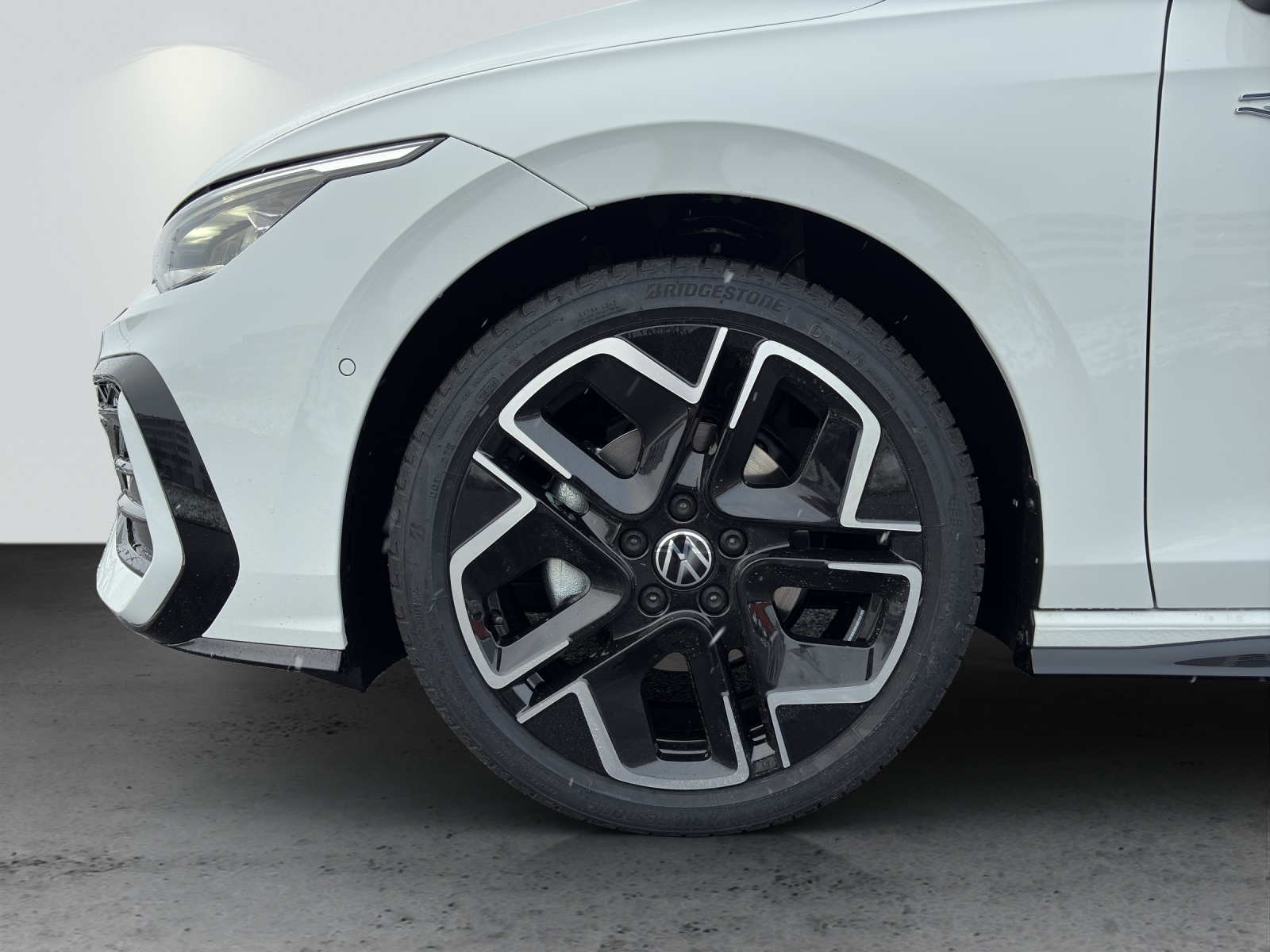 VW Golf Variant 1.5 eTSI mHEV R-Line-image-10
