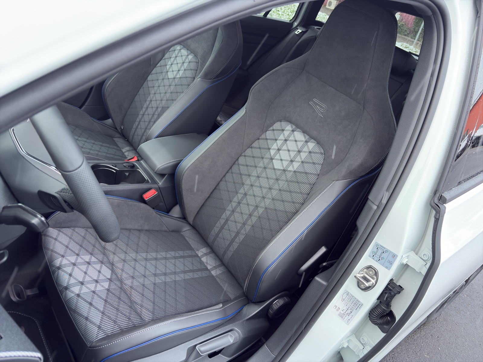 VW Golf Variant 1.5 eTSI mHEV R-Line-image-15