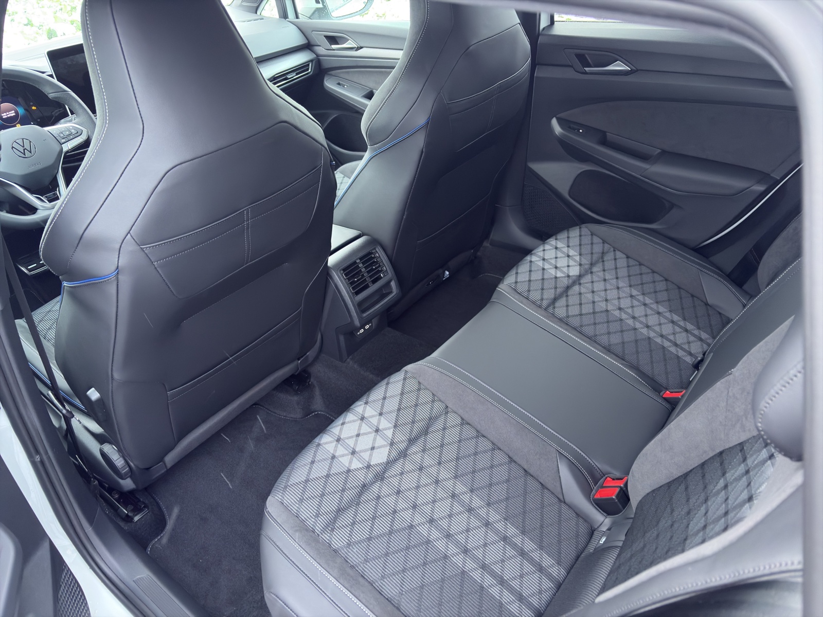 VW Golf Variant 1.5 eTSI mHEV R-Line-image-12