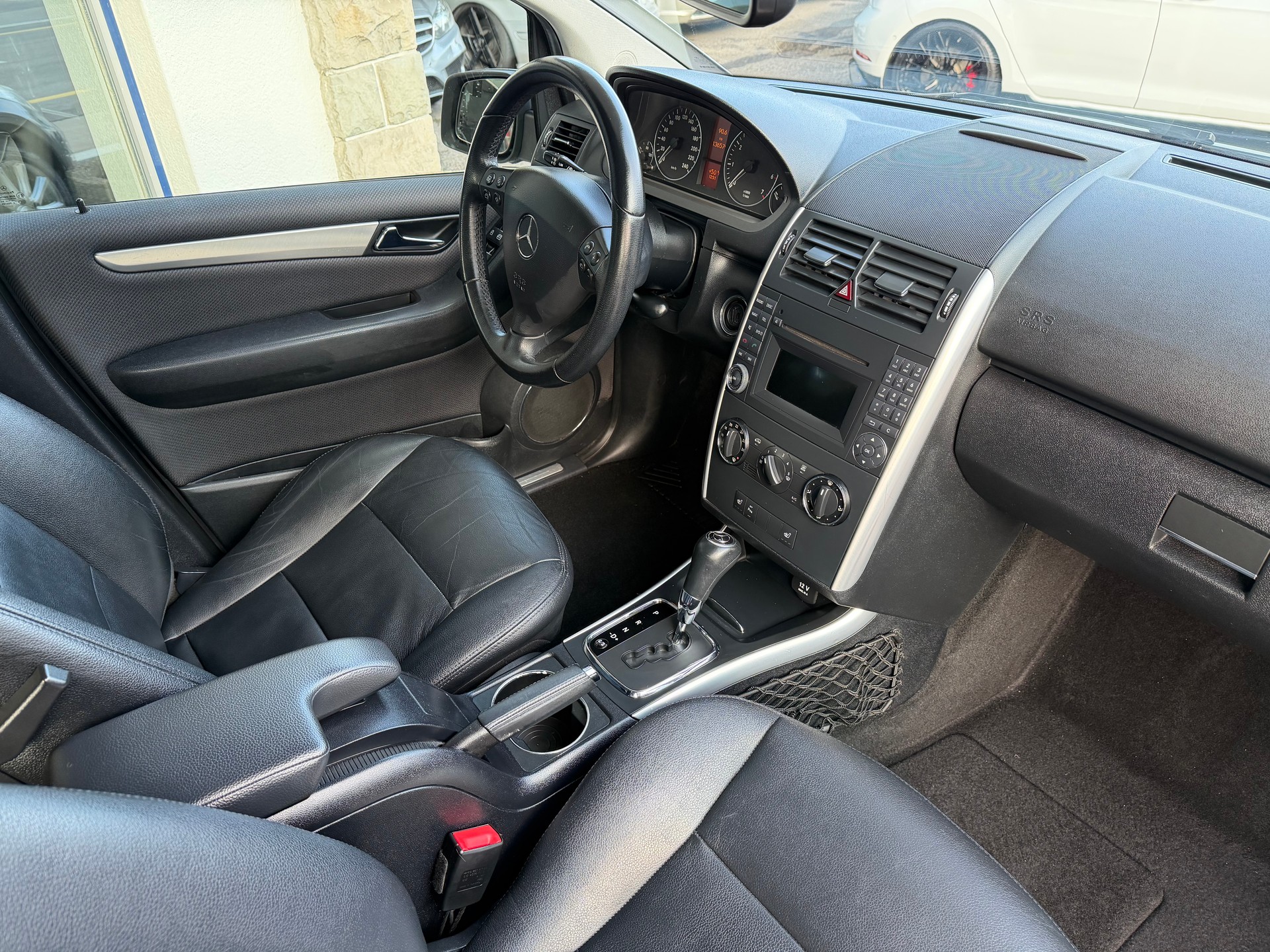 MERCEDES-BENZ A 200 Elégance Autotronic-image-9