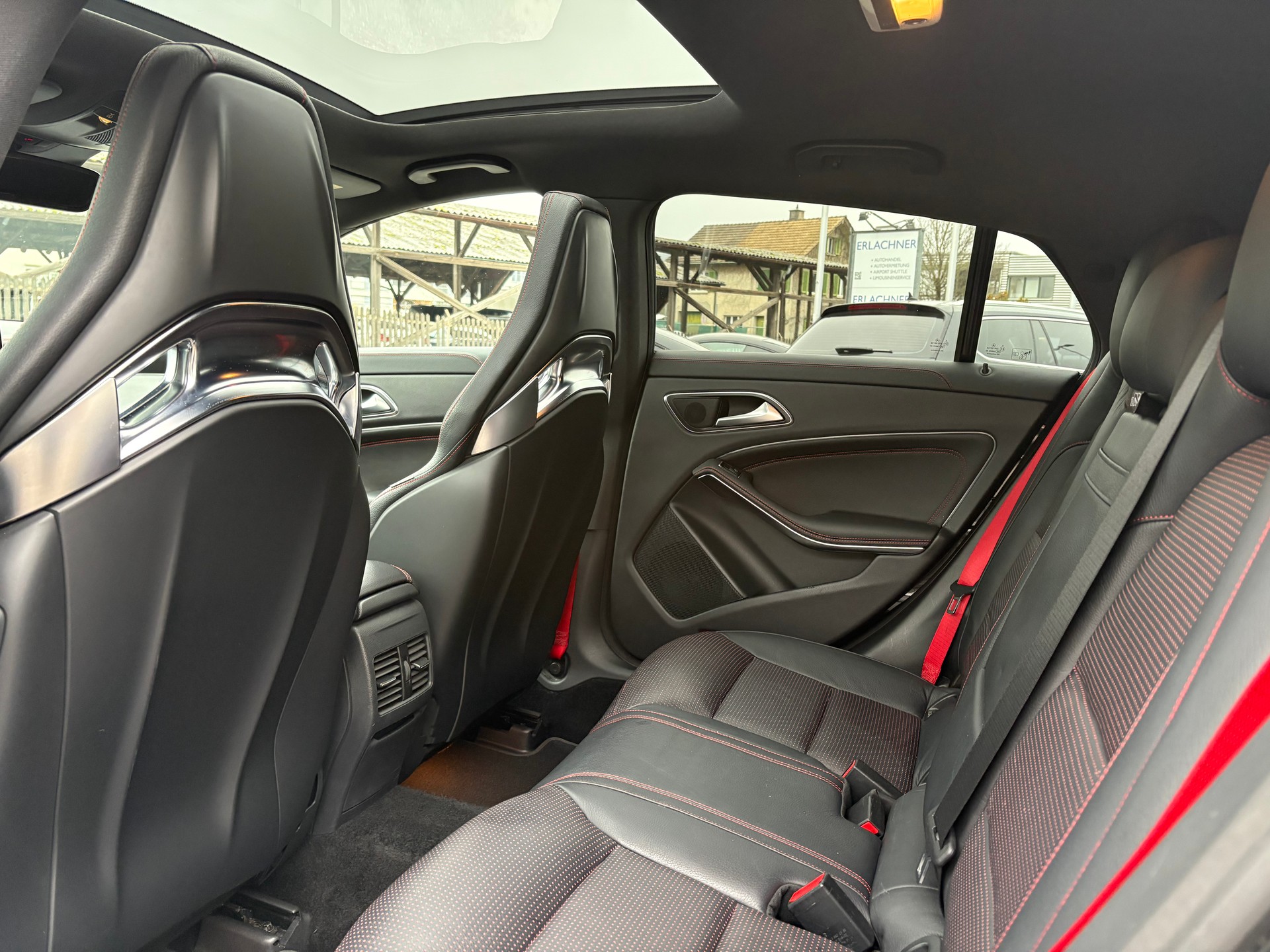 MERCEDES-BENZ CLA Shooting Brake 45 AMG 4Matic Speedshift-image-12