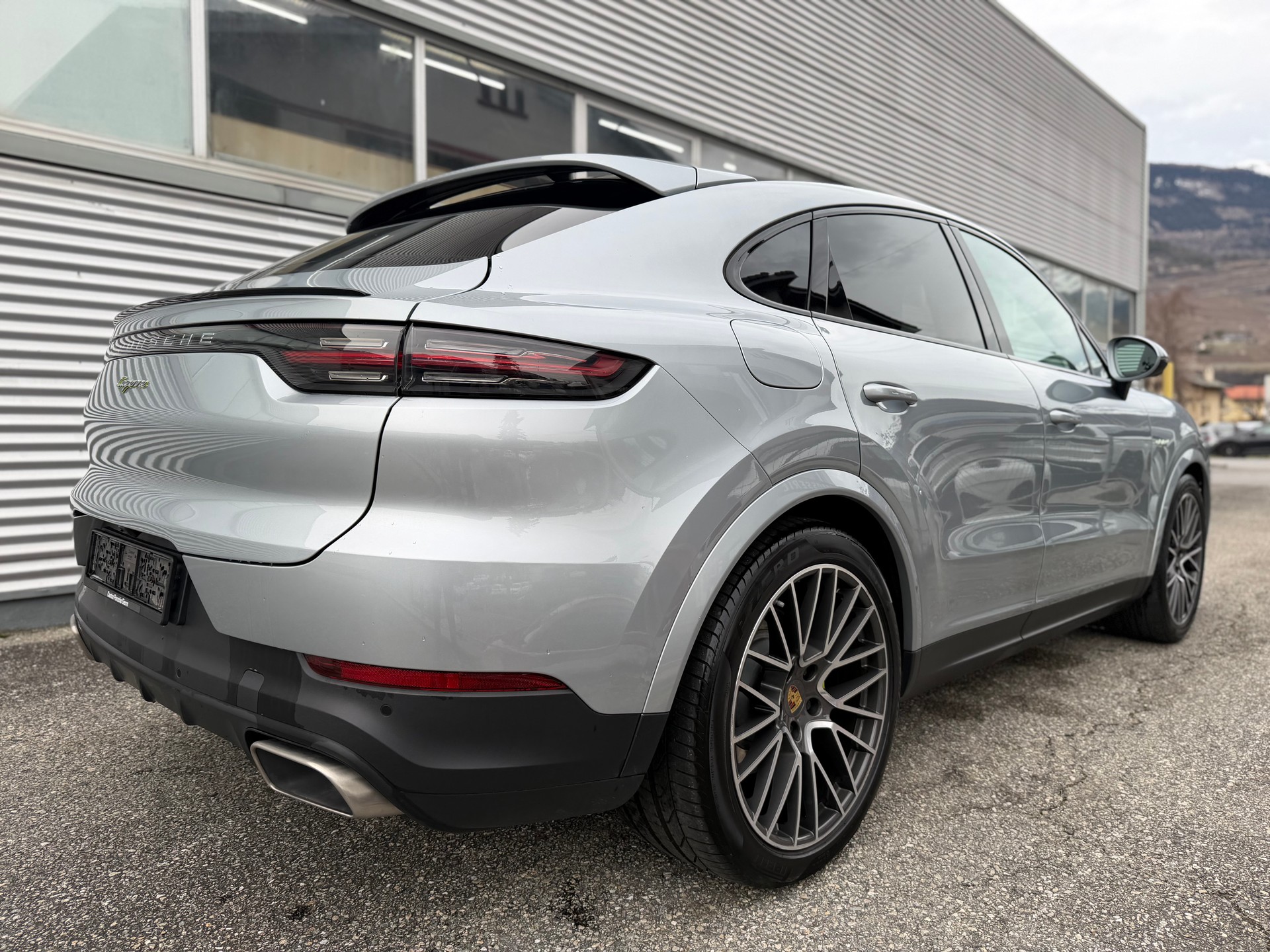 PORSCHE Cayenne Coupé E-Hybrid-image-3