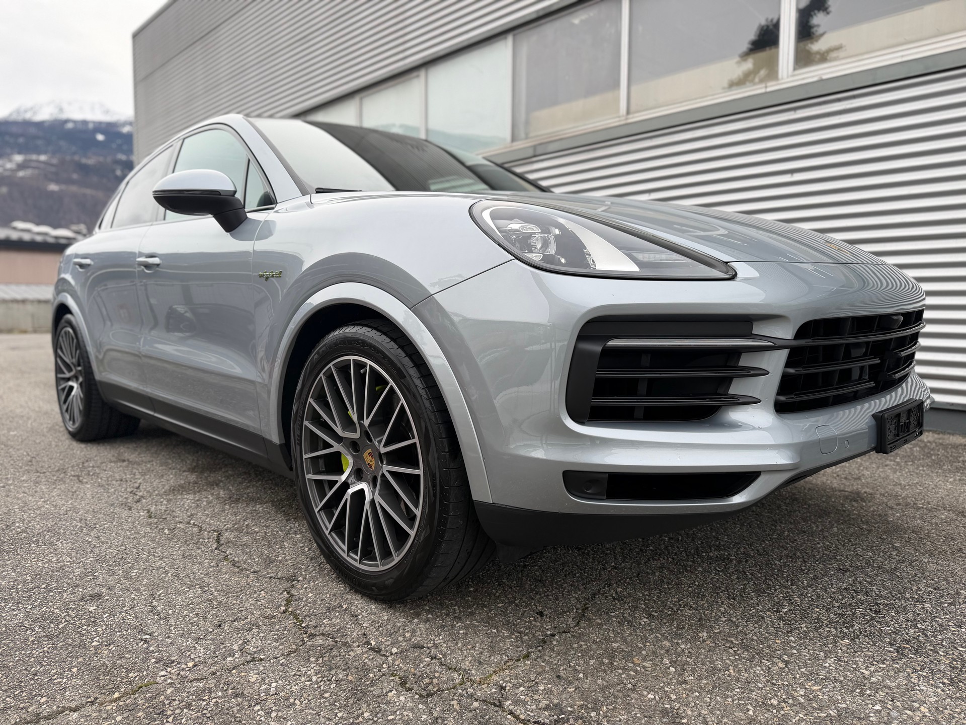 PORSCHE Cayenne Coupé E-Hybrid-image-2