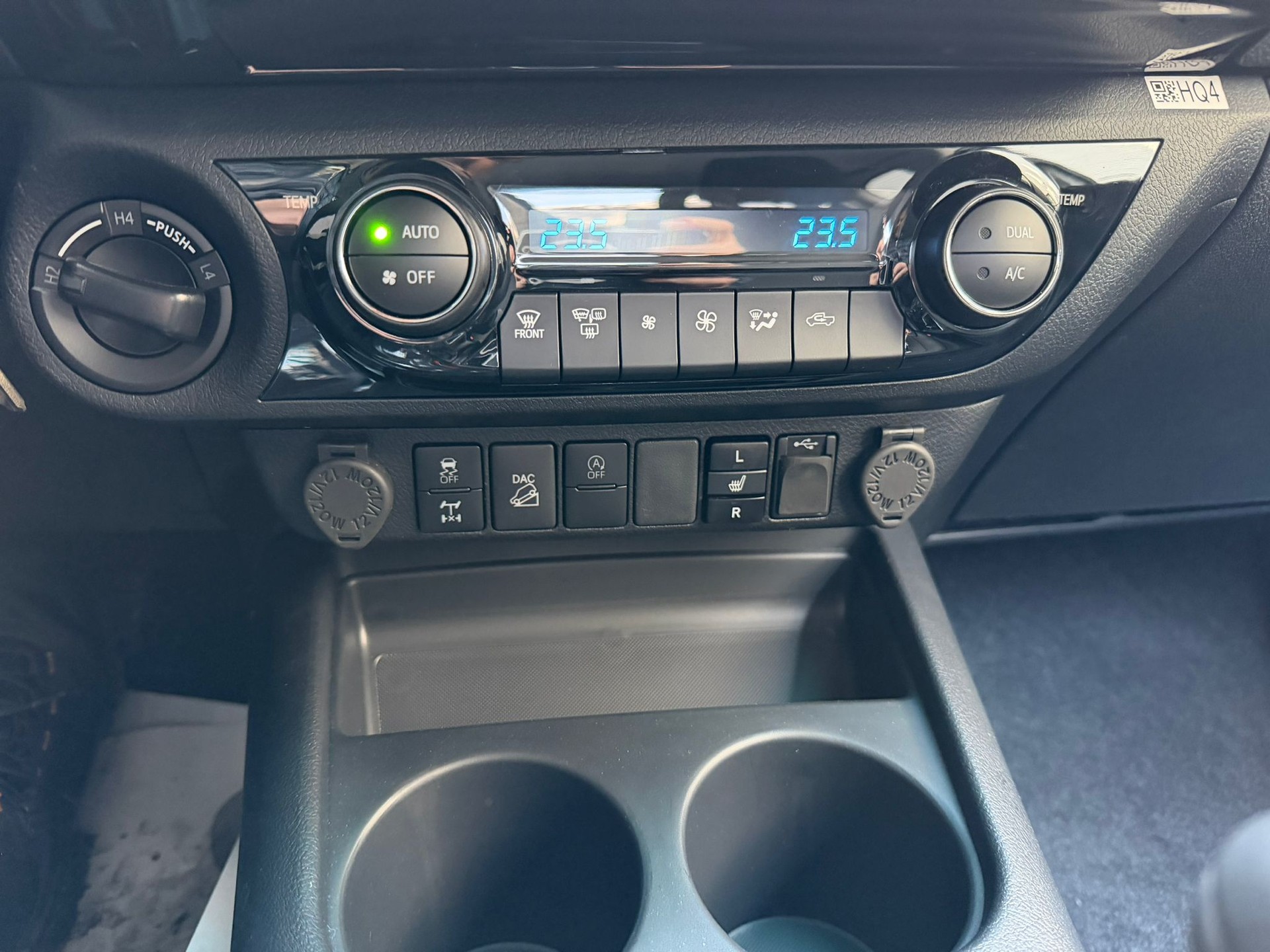 TOYOTA Hilux 2.8D-4D Style Extra Cab 4x4 A-image-12