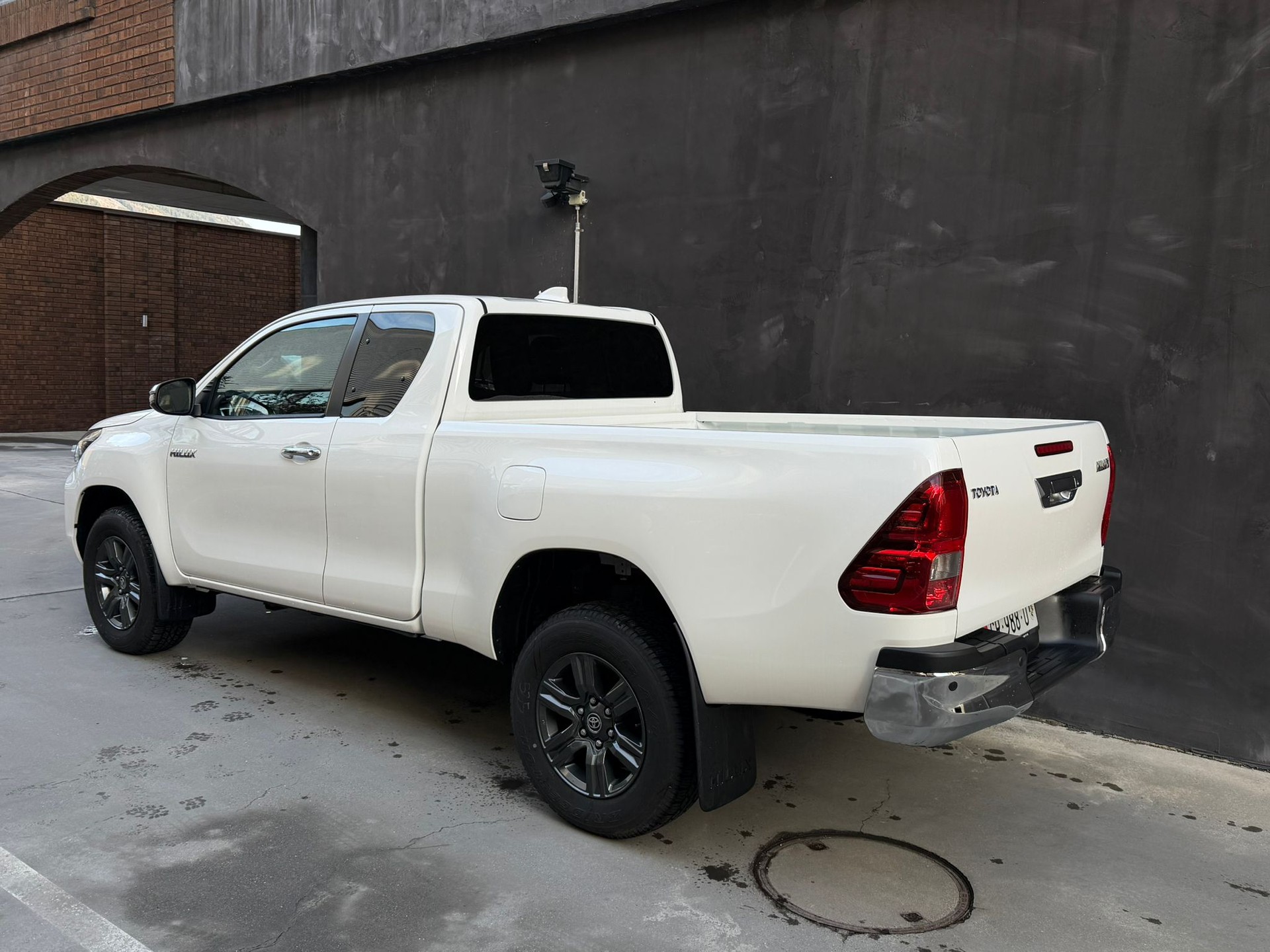 TOYOTA Hilux 2.8D-4D Style Extra Cab 4x4 A-image-6