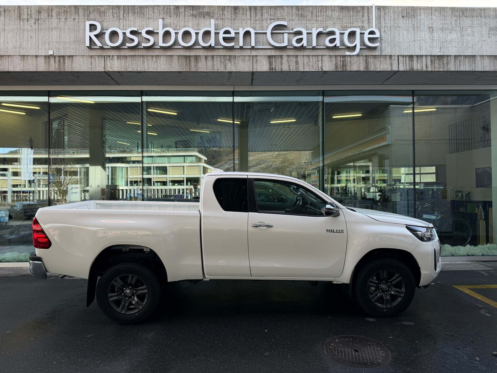 TOYOTA Hilux 2.8D-4D Style Extra Cab 4x4 A-image-1