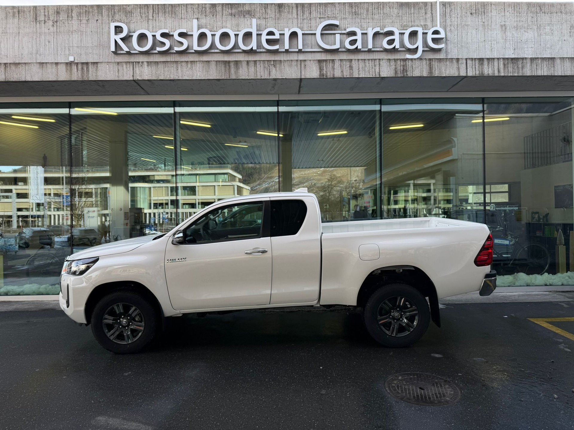TOYOTA Hilux 2.8D-4D Style Extra Cab 4x4 A