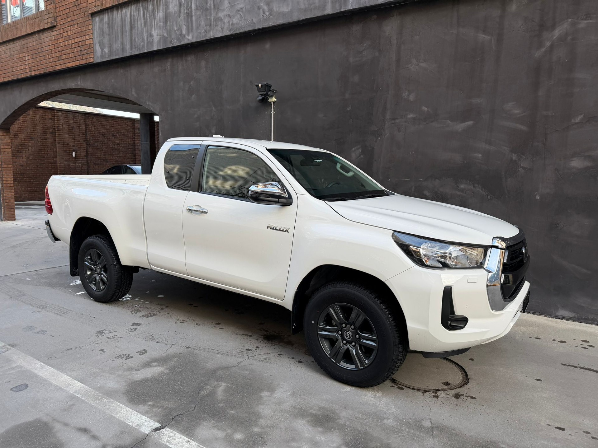 TOYOTA Hilux 2.8D-4D Style Extra Cab 4x4 A-image-5
