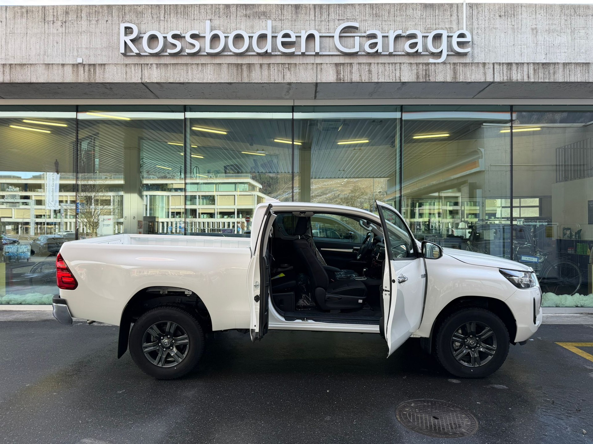 TOYOTA Hilux 2.8D-4D Style Extra Cab 4x4 A-image-2