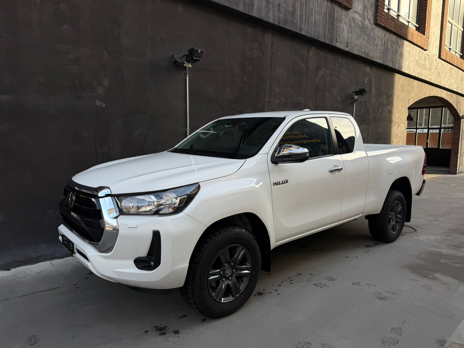 TOYOTA Hilux 2.8D-4D Style Extra Cab 4x4 A-image-4