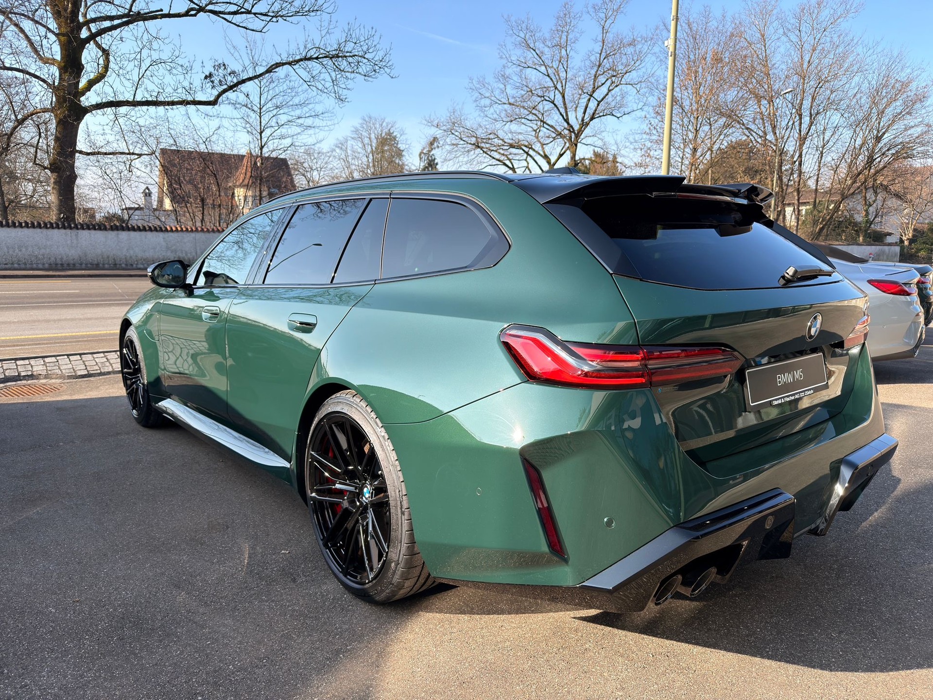 BMW M5 xDrive Touring-showroom-element-3