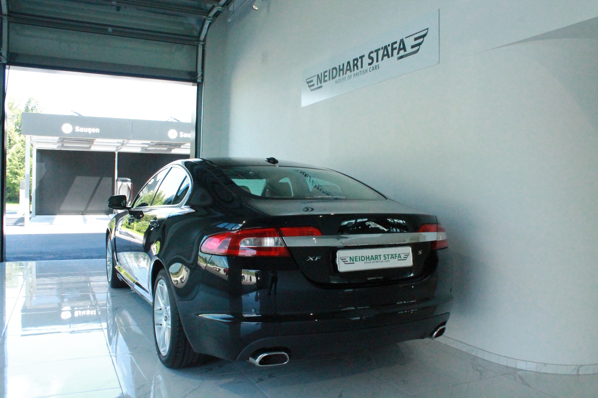 JAGUAR XF 3.0d V6 Prem. Luxury-showroom-element-2
