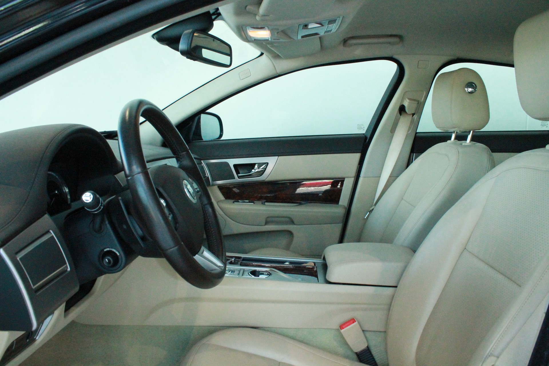 JAGUAR XF 3.0d V6 Prem. Luxury-showroom-element-3