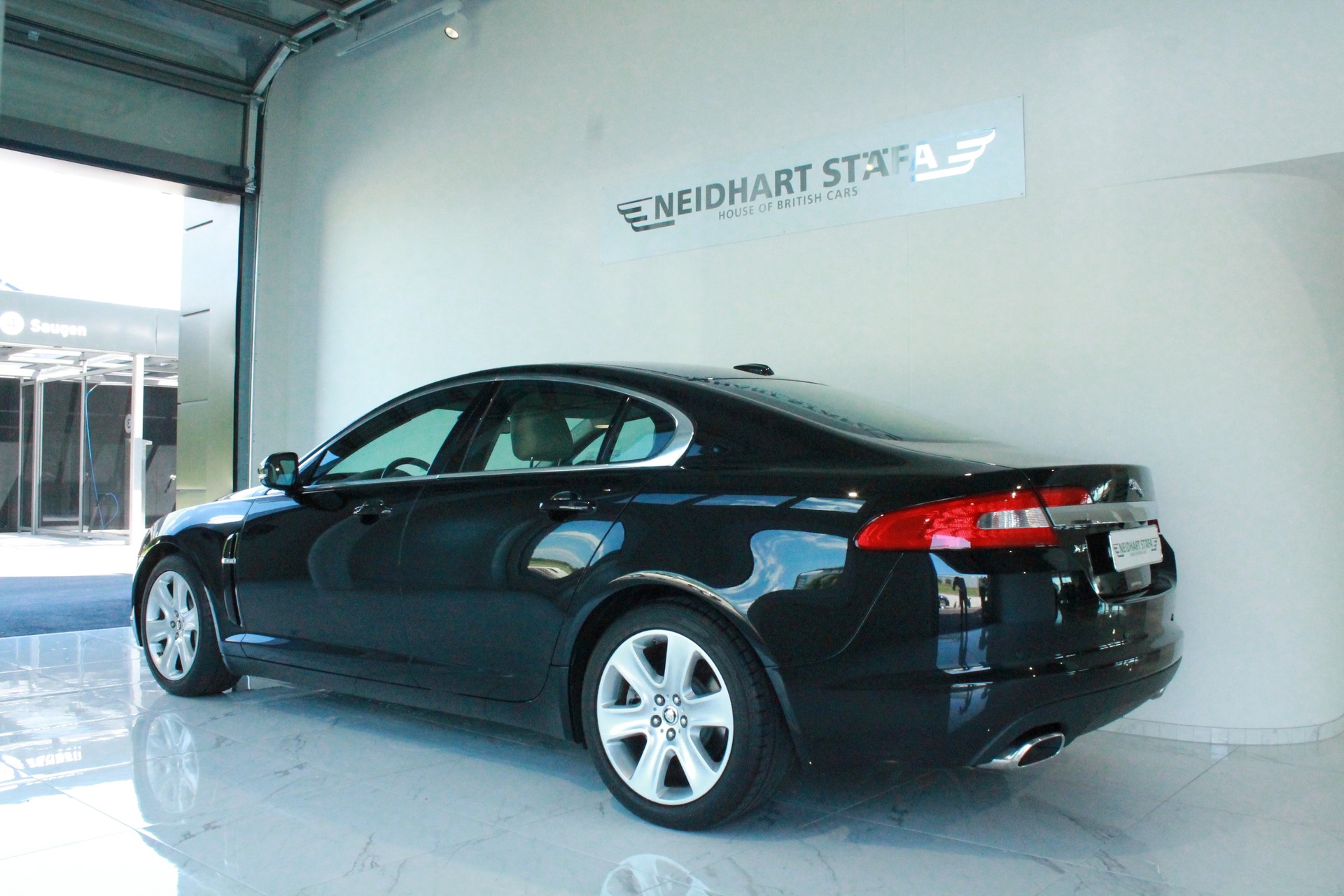 JAGUAR XF 3.0d V6 Prem. Luxury-showroom-element-1