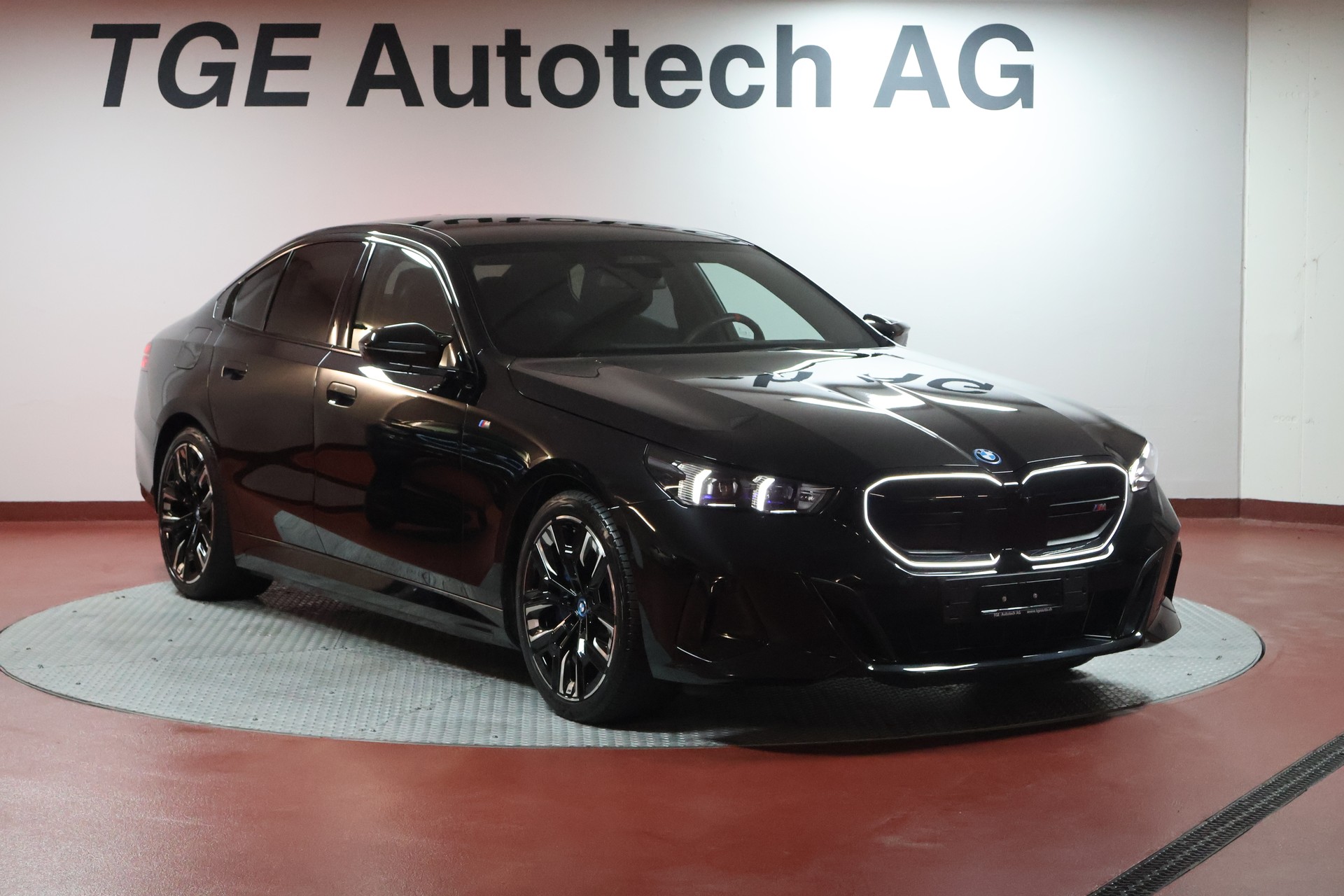 BMW i5 M60 xDrive M Sport Pro-showroom-element-2