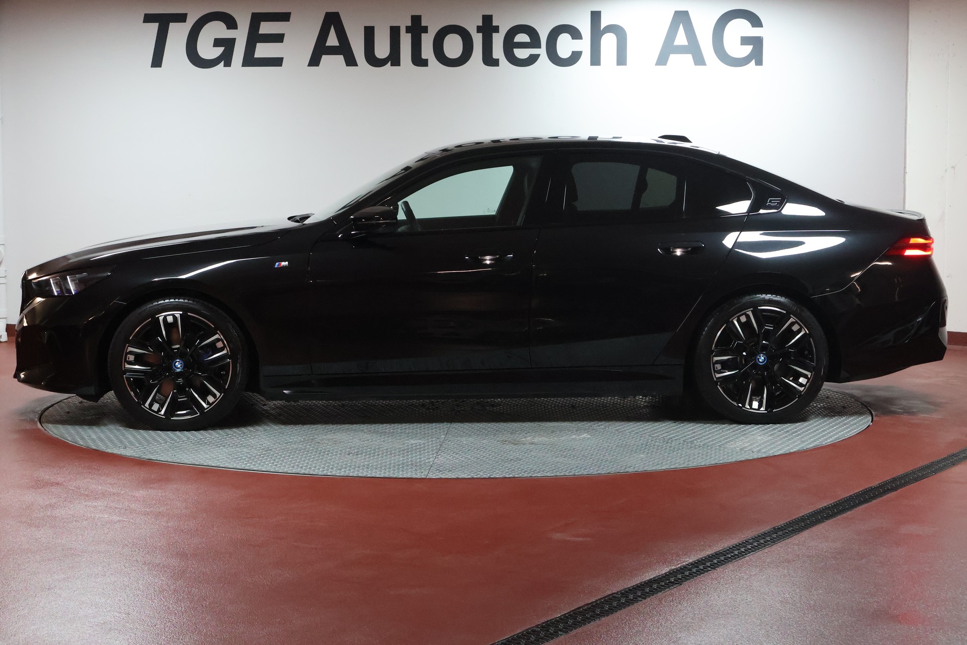 BMW i5 M60 xDrive M Sport Pro-showroom-element-3
