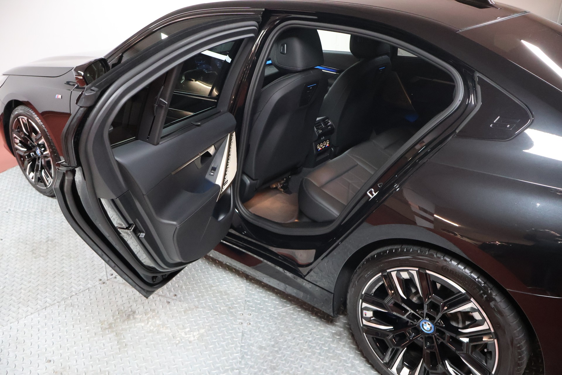 BMW i5 M60 xDrive M Sport Pro-image-14
