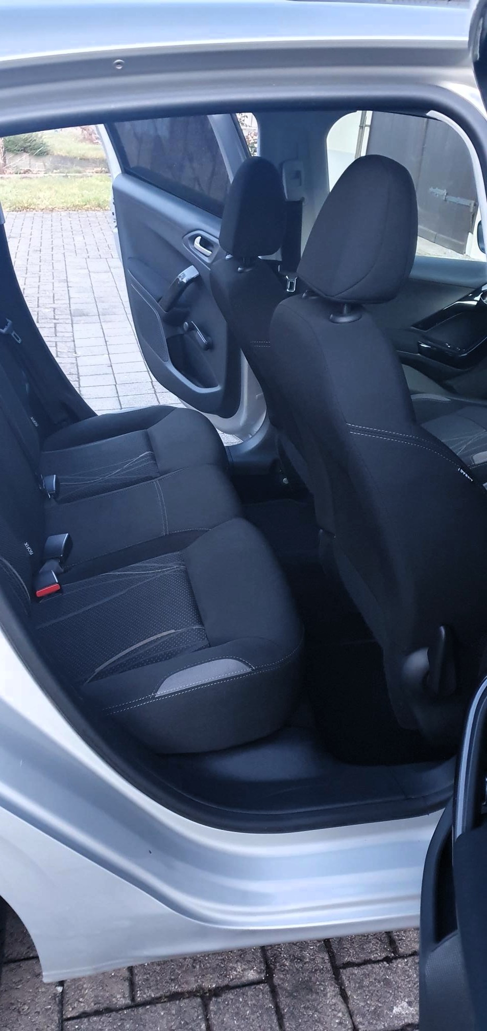 PEUGEOT 208 1.4 e-HDi Active EGS5-image-7