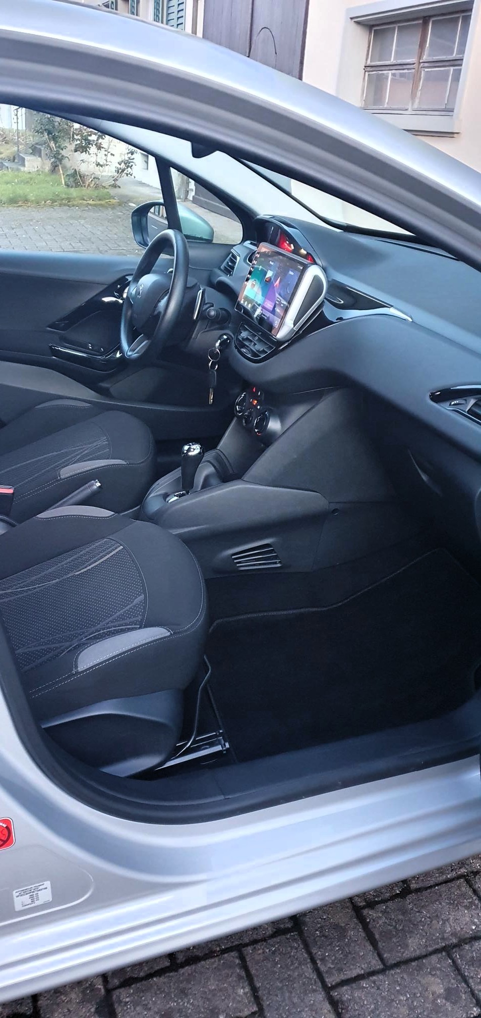 PEUGEOT 208 1.4 e-HDi Active EGS5-image-8