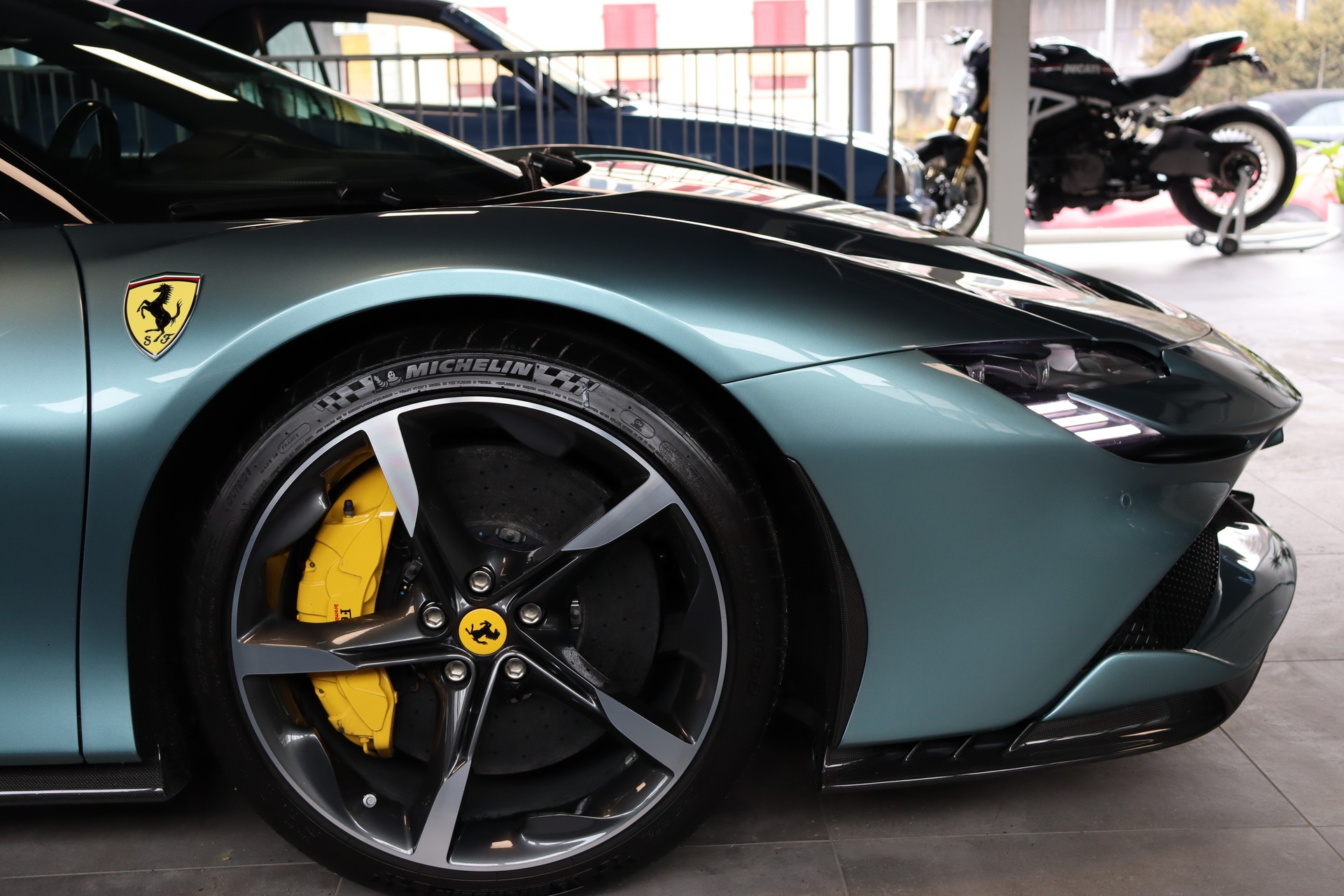 FERRARI SF90 Stradale-showroom-element-2