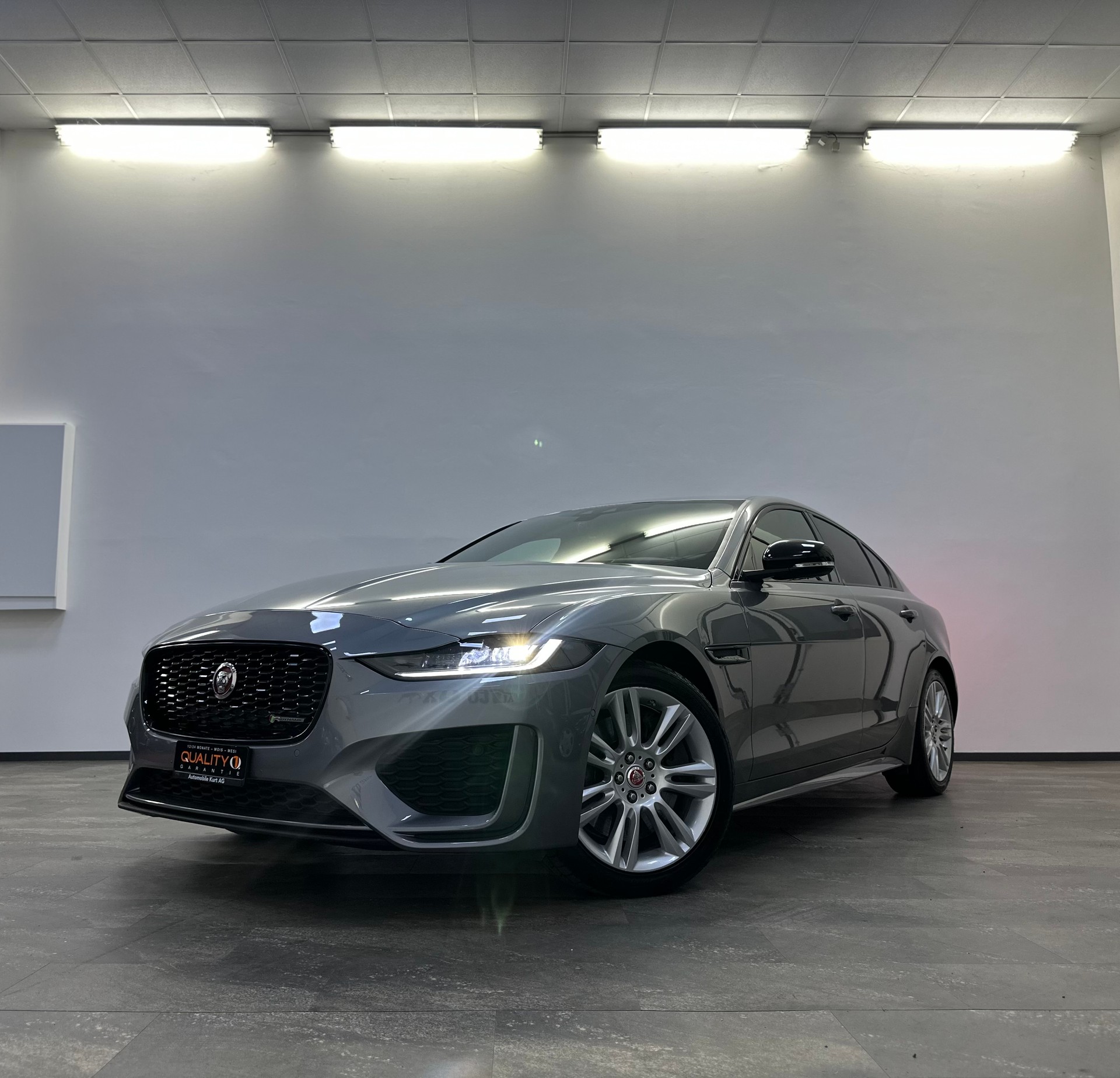 JAGUAR XE 30t 2.0 R-Sport AWD Automatic-showroom-element-1