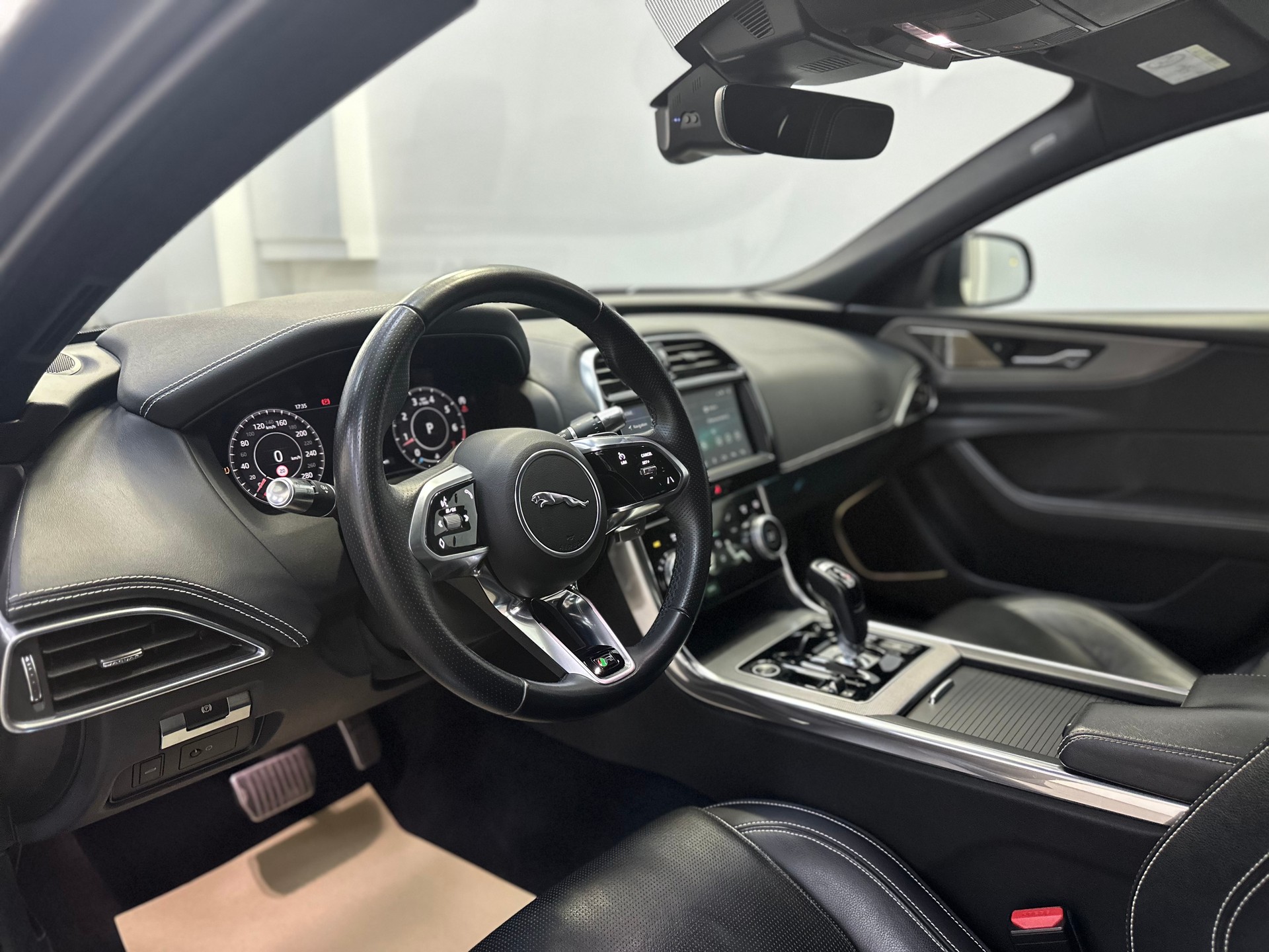 JAGUAR XE 30t 2.0 R-Sport AWD Automatic-image-13