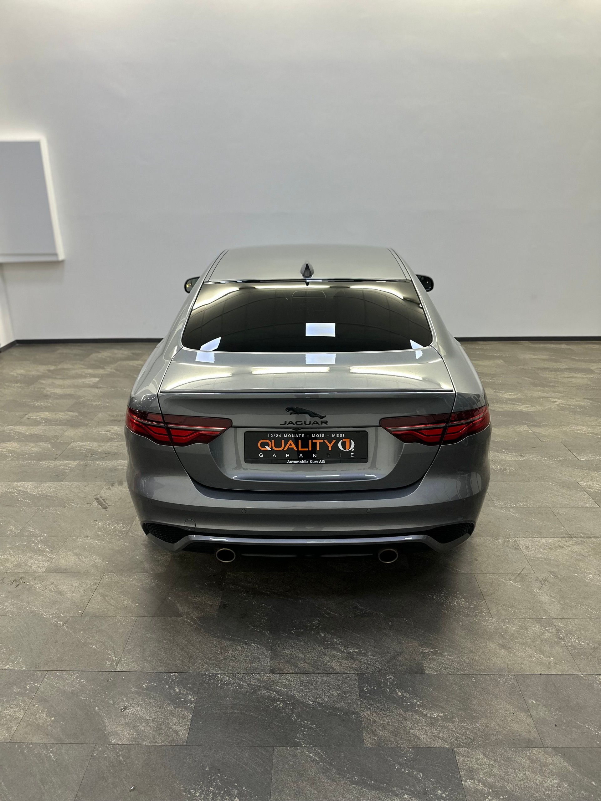 JAGUAR XE 30t 2.0 R-Sport AWD Automatic-image-7