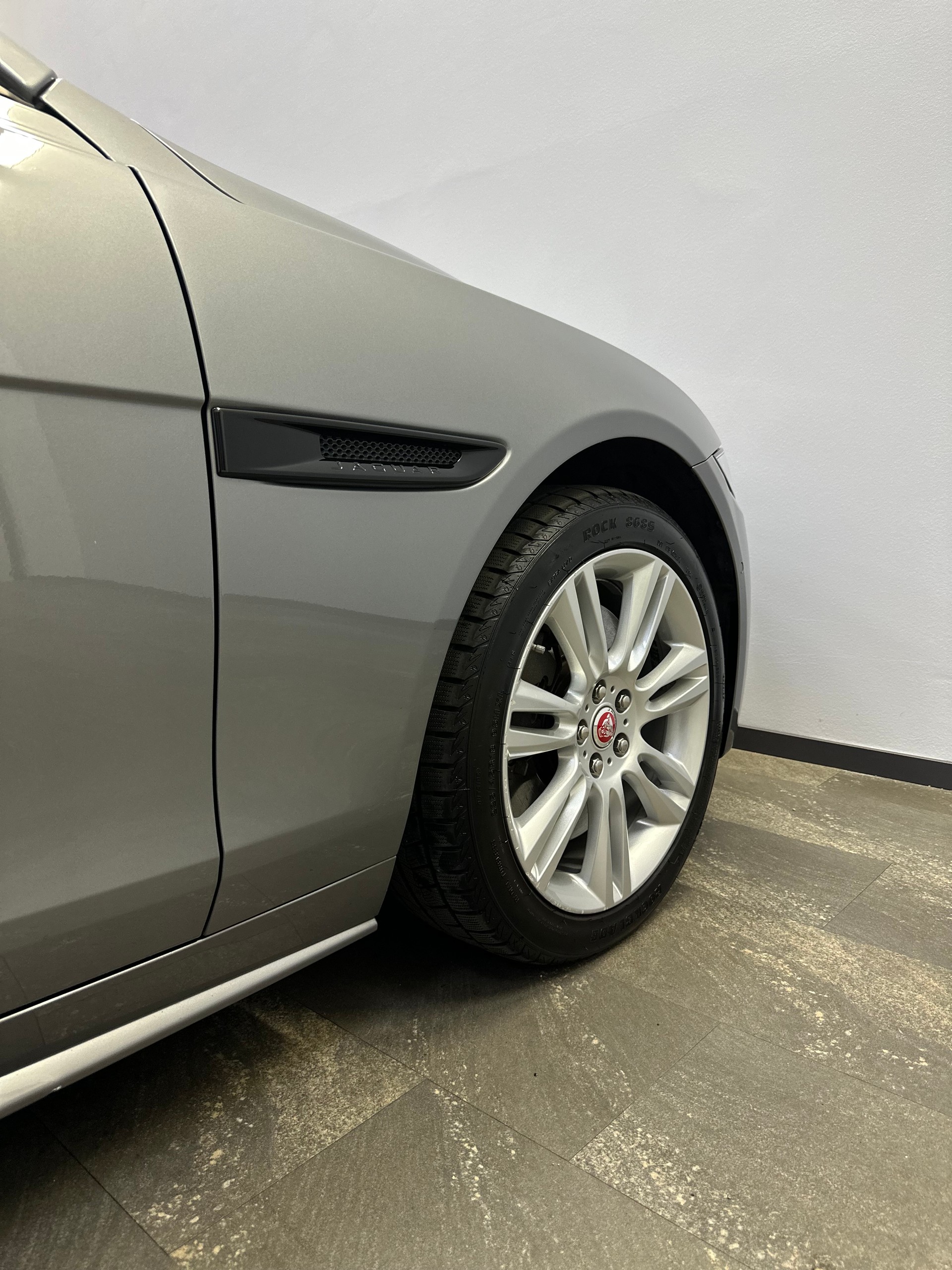 JAGUAR XE 30t 2.0 R-Sport AWD Automatic-image-9