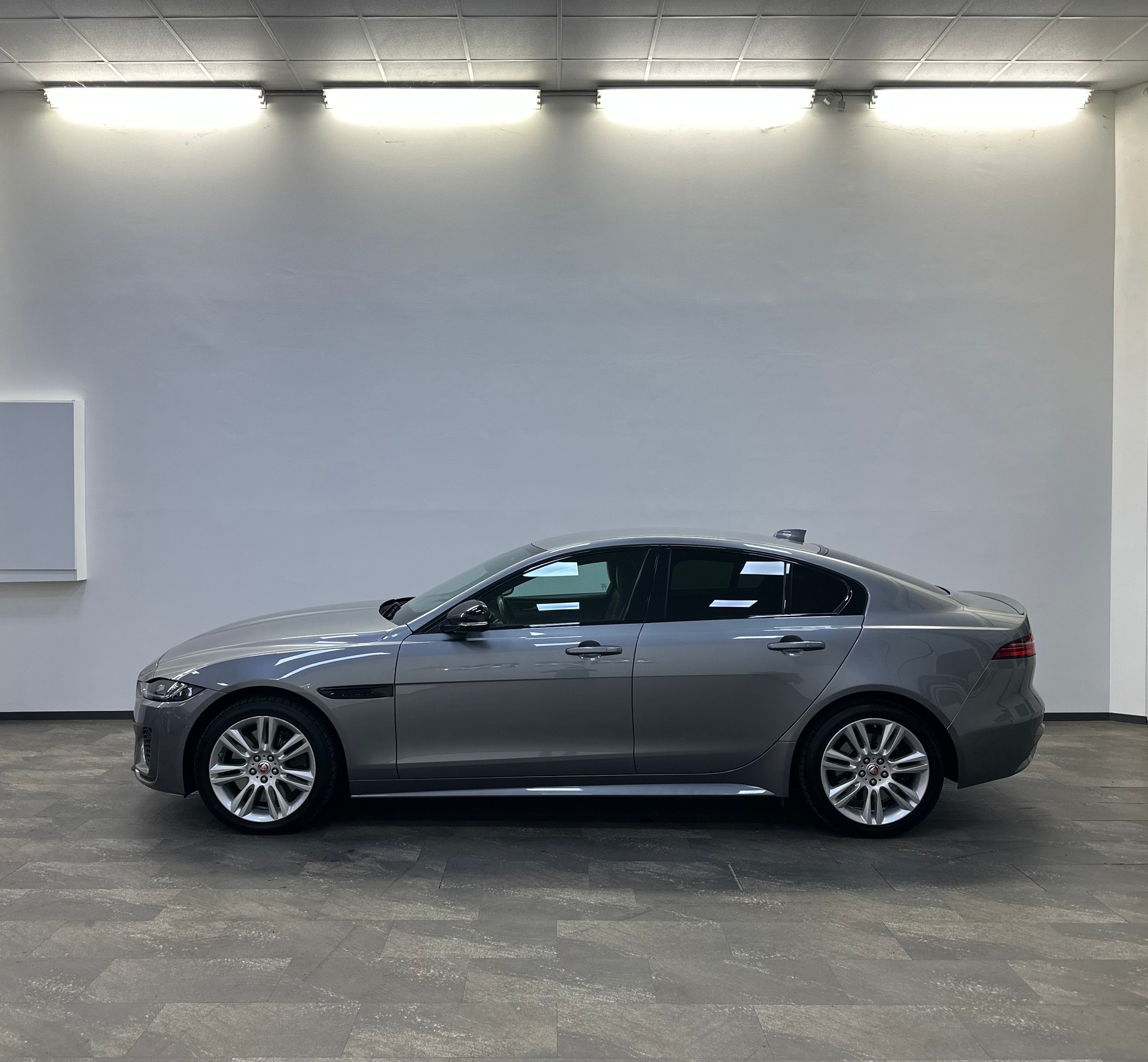 JAGUAR XE 30t 2.0 R-Sport AWD Automatic-showroom-element-2