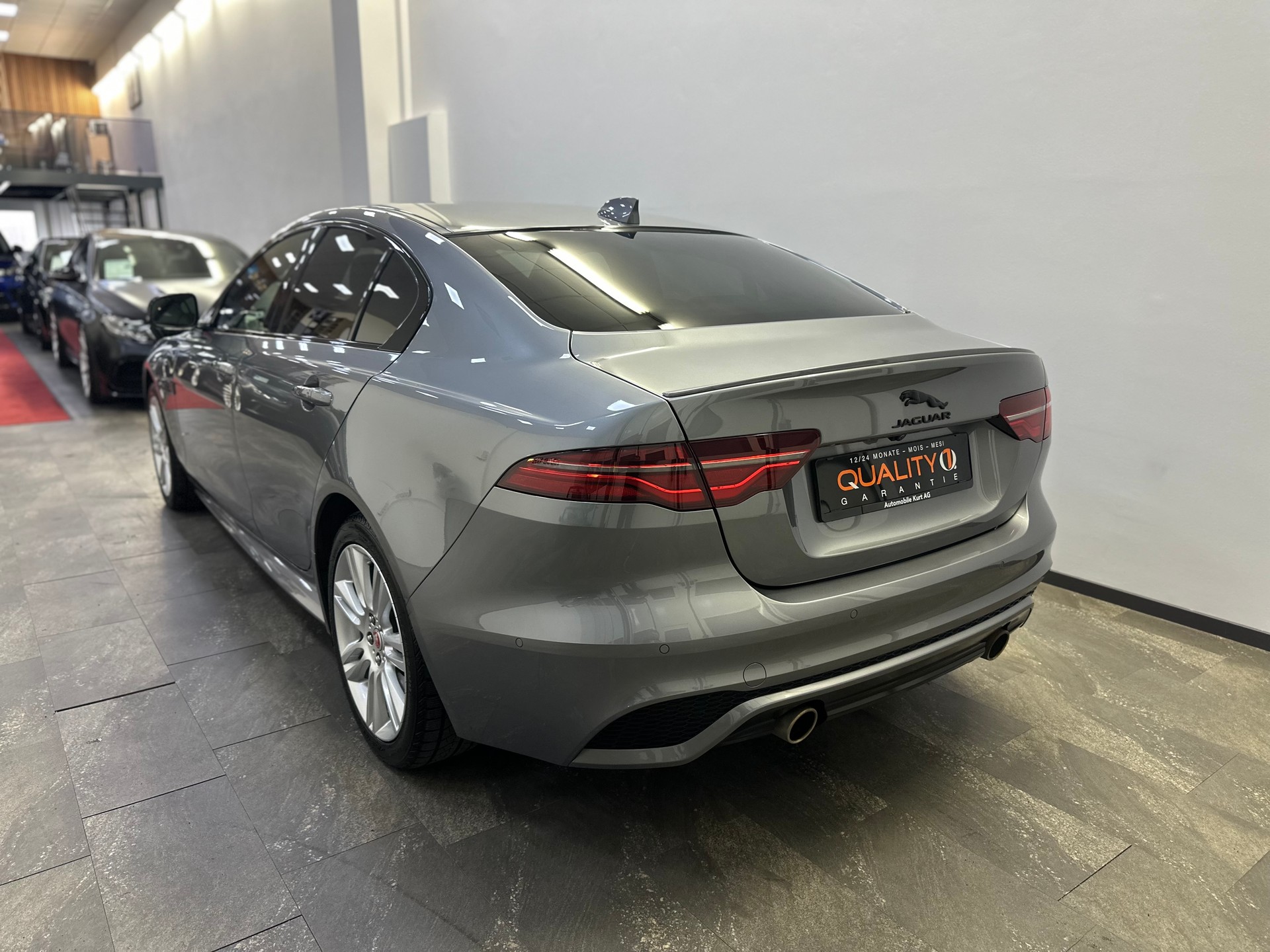 JAGUAR XE 30t 2.0 R-Sport AWD Automatic-showroom-element-3