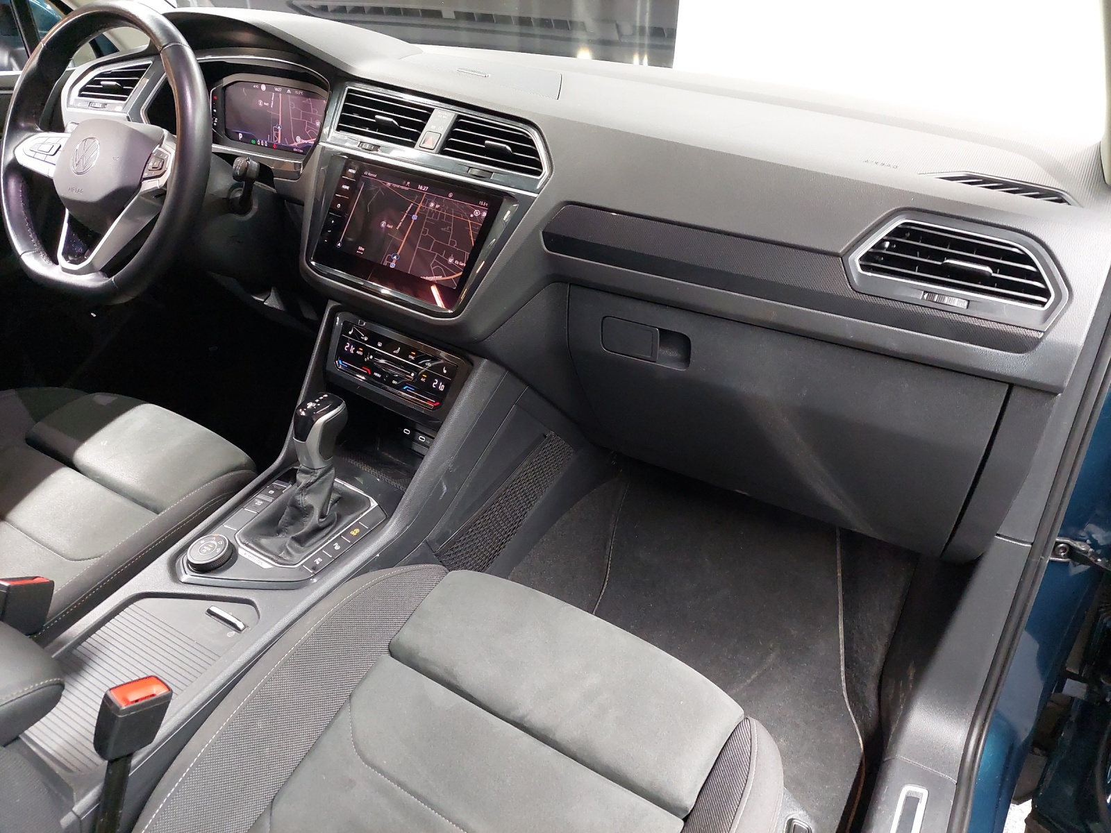 VW Tiguan 2.0 TDI SCR Elegance 4Motion DSG-image-9
