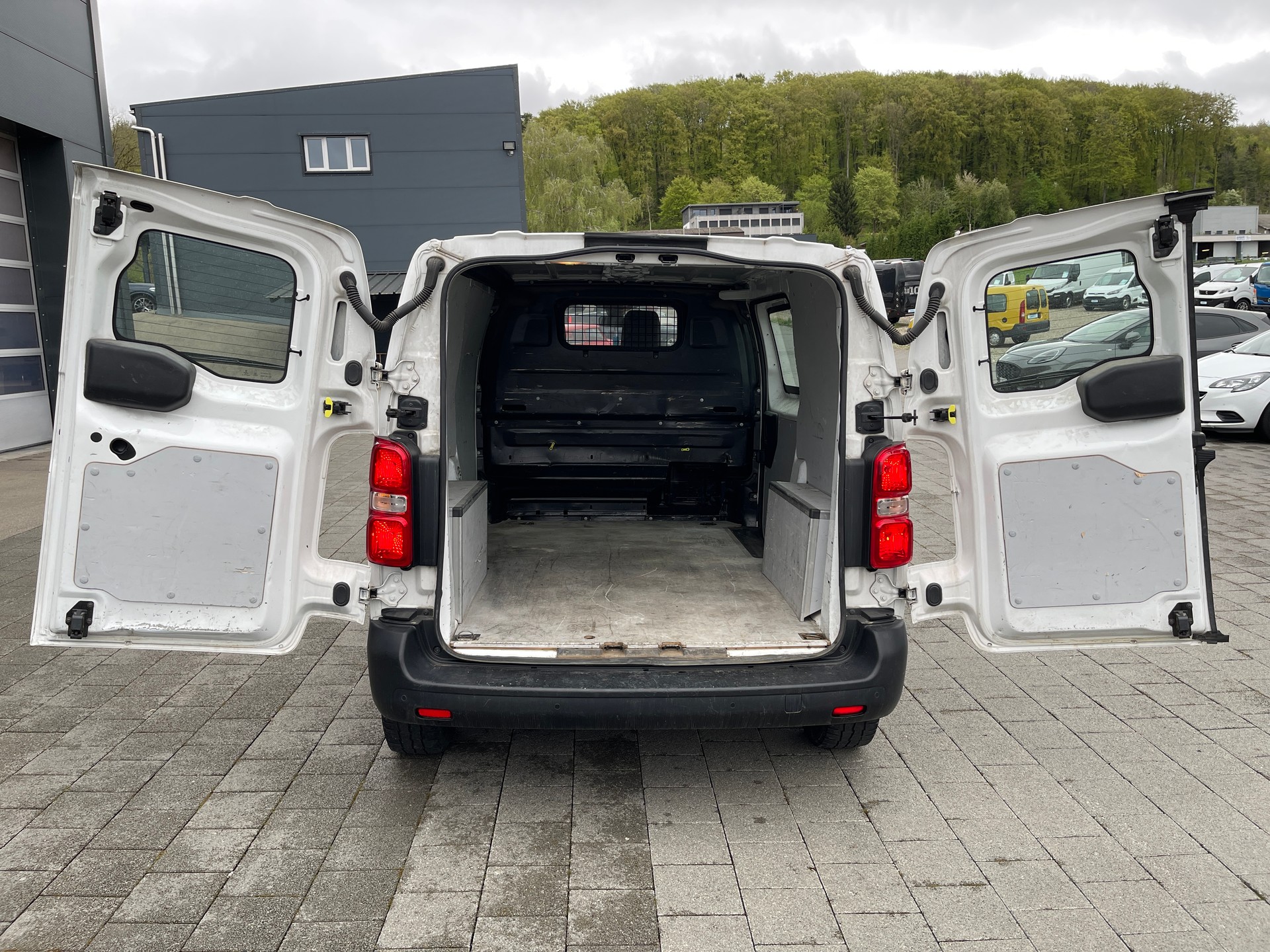 PEUGEOT Expert 2.0 BlueHDi 120 S&S Allure Standard-image-13
