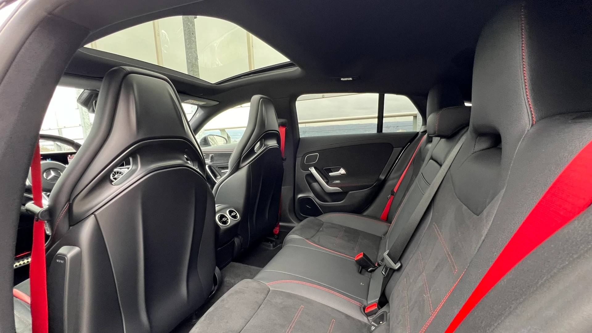 MERCEDES-BENZ CLA SHOOTING BRAKE 35 AMG NIGHT 4MATIC 7G-DCT l 306 PS-image-24