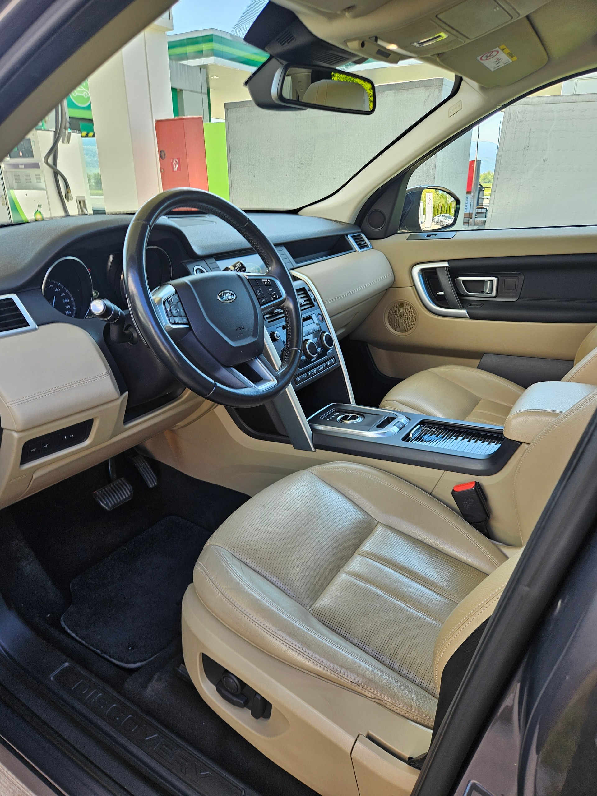 LAND ROVER Discovery Sport 2.0 TD4 HSE AT9-image-4