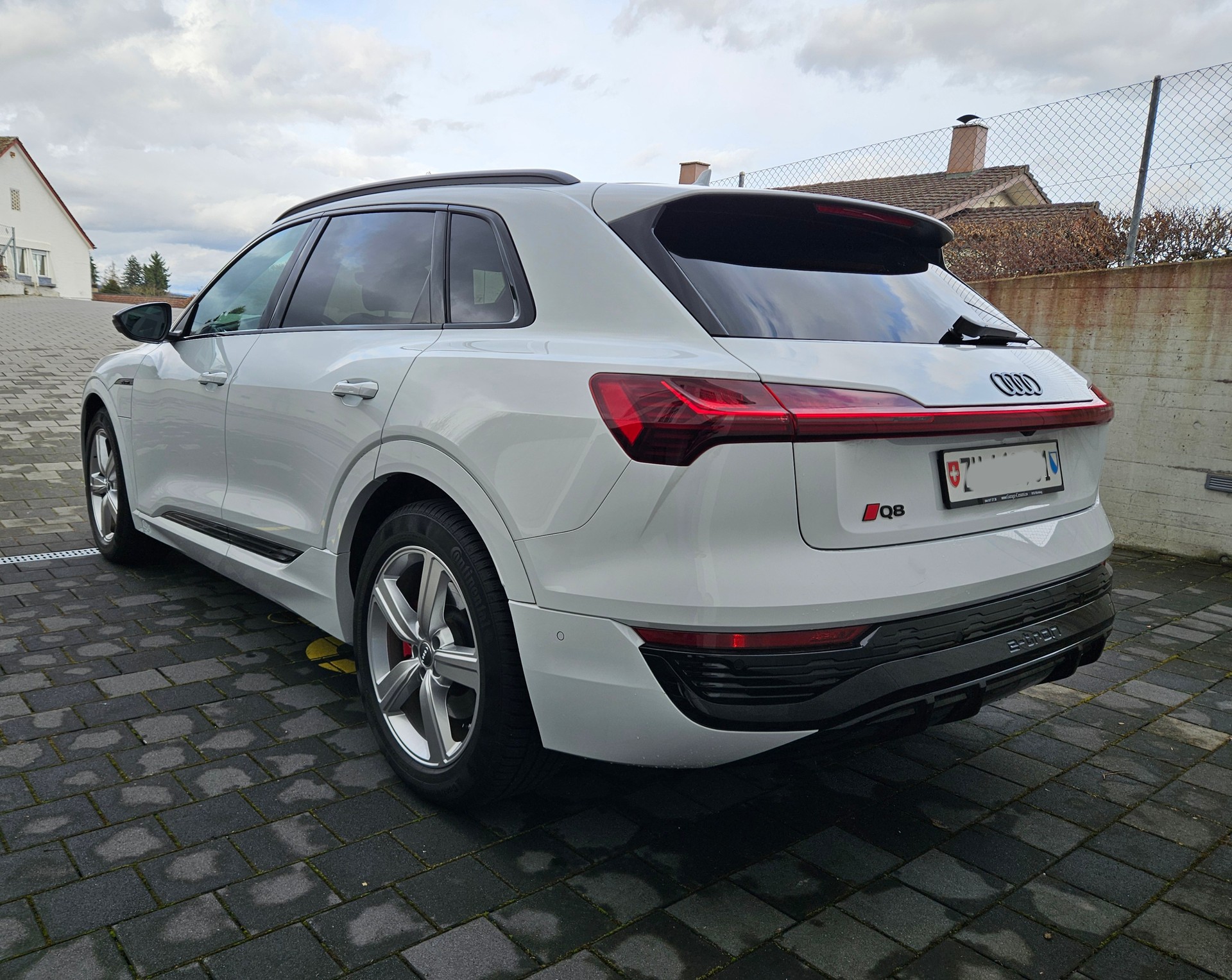 AUDI Q8 50 e-tron Black Edition quattro-image-5